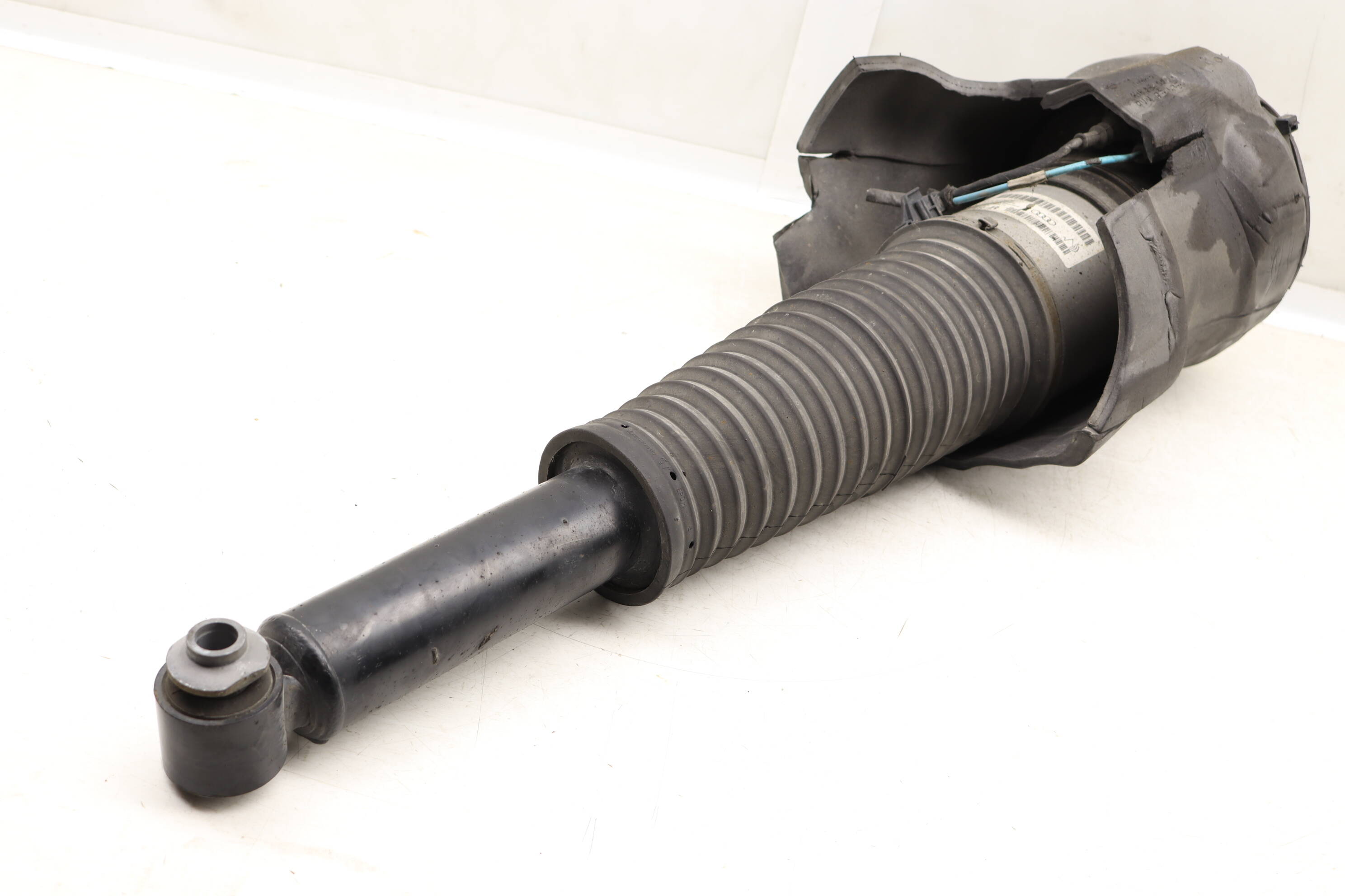 Air&#x20;Shock&#x20;&#x2F;&#x20;Strut&#x20;Assembly&#x20;4H0616002M