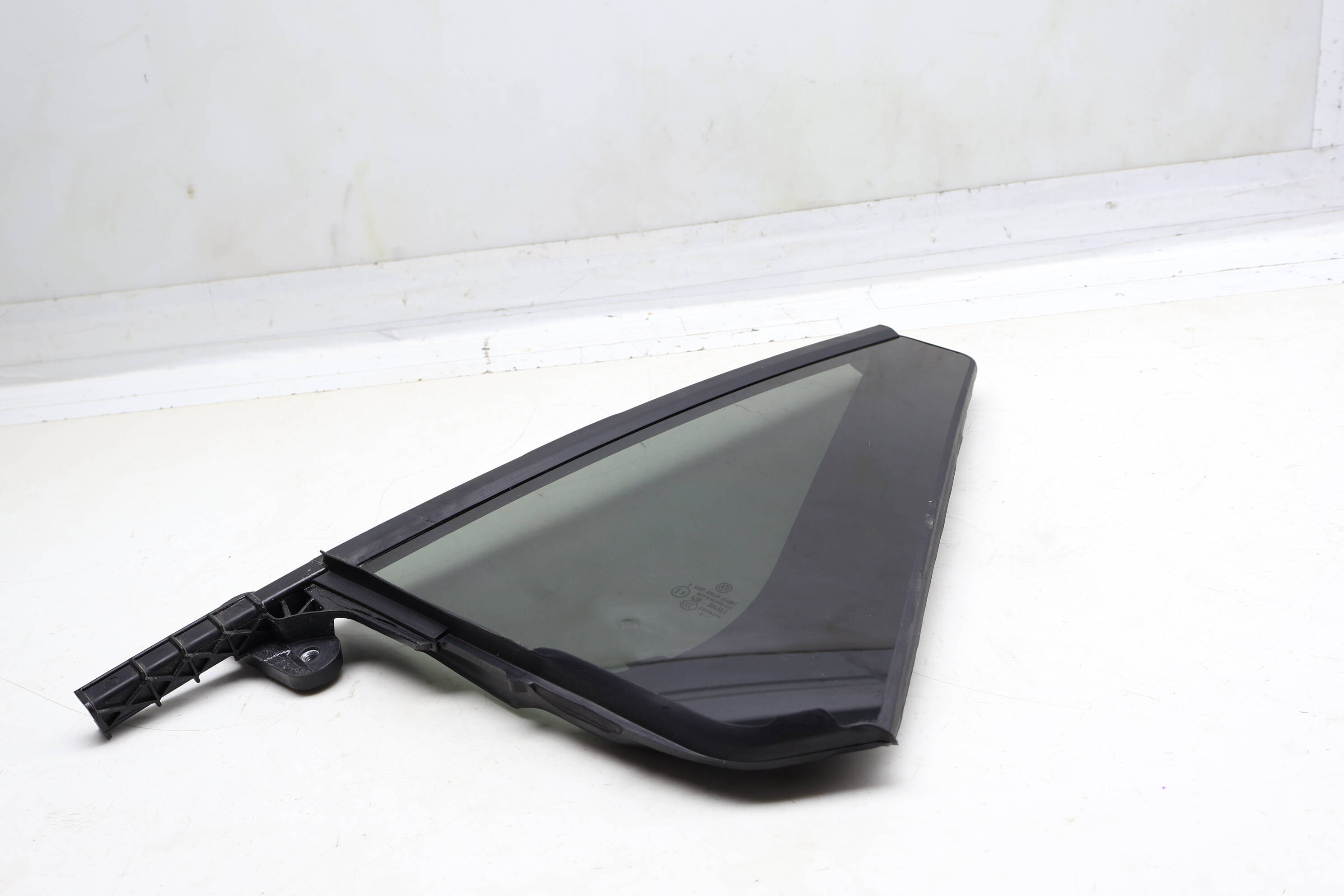 Side Door Window Glass 3CM845213