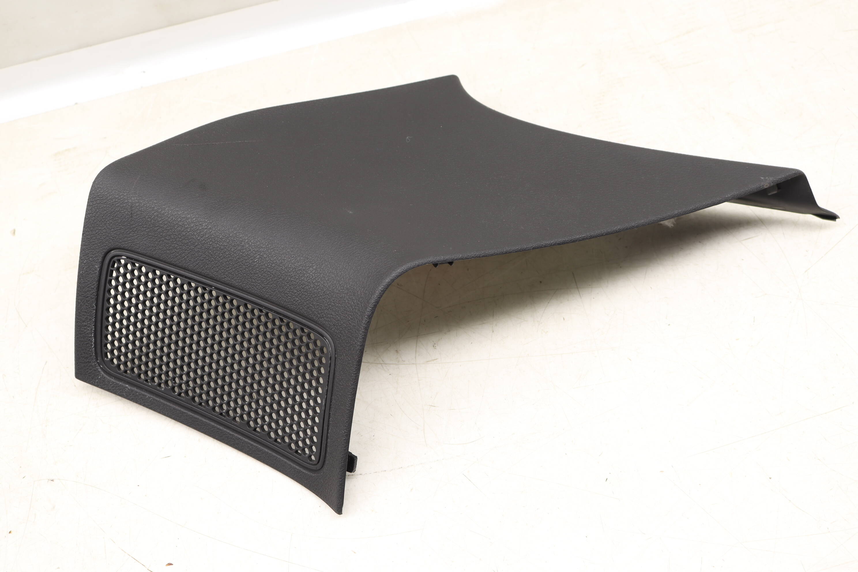 Upper&#x20;D&#x20;Pillar&#x20;Trim&#x20;&#x2F;&#x20;Panel&#x20;7P5867246N&#x20;95855524601