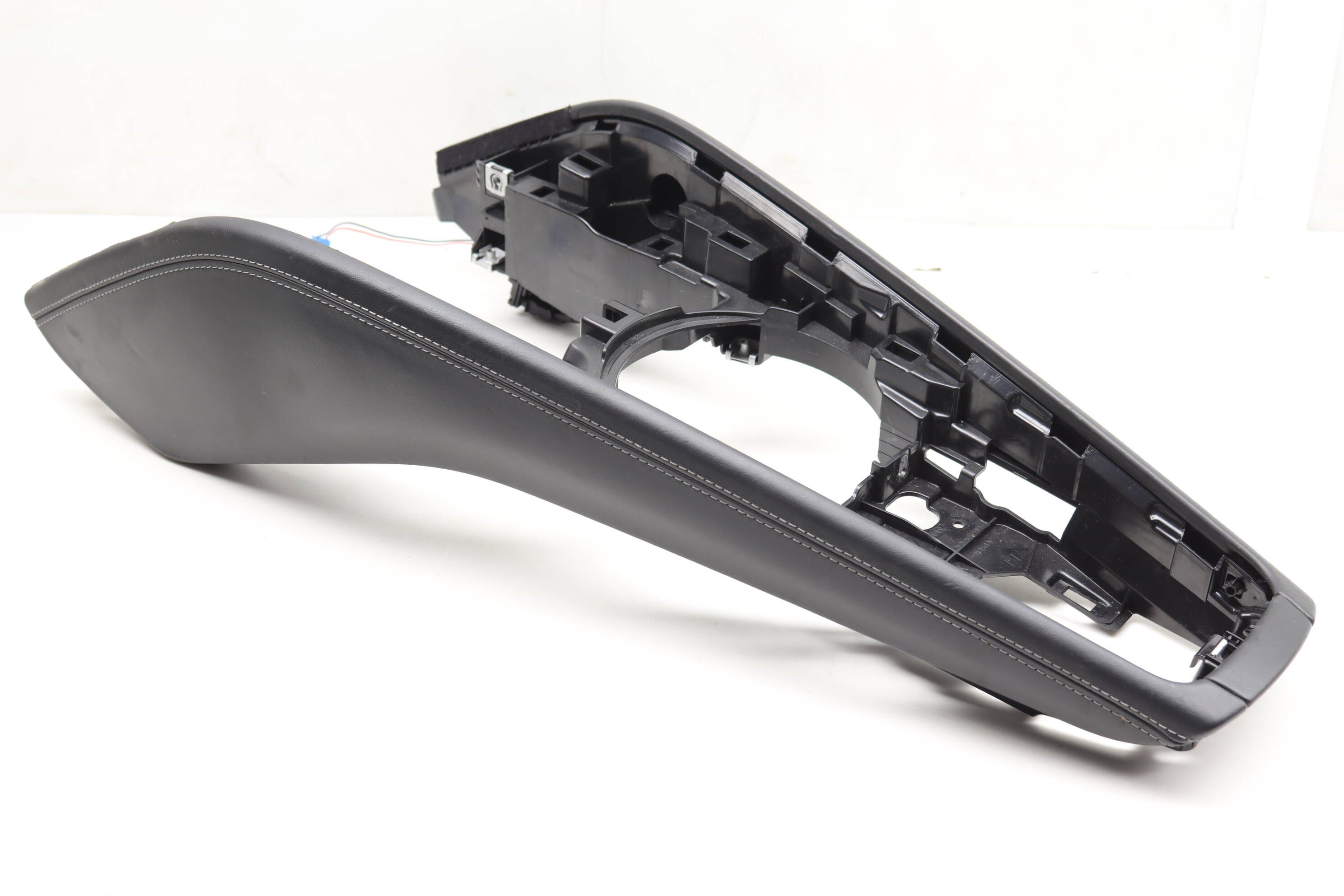 Upper Center Console Trim / Panel 8S1863242S