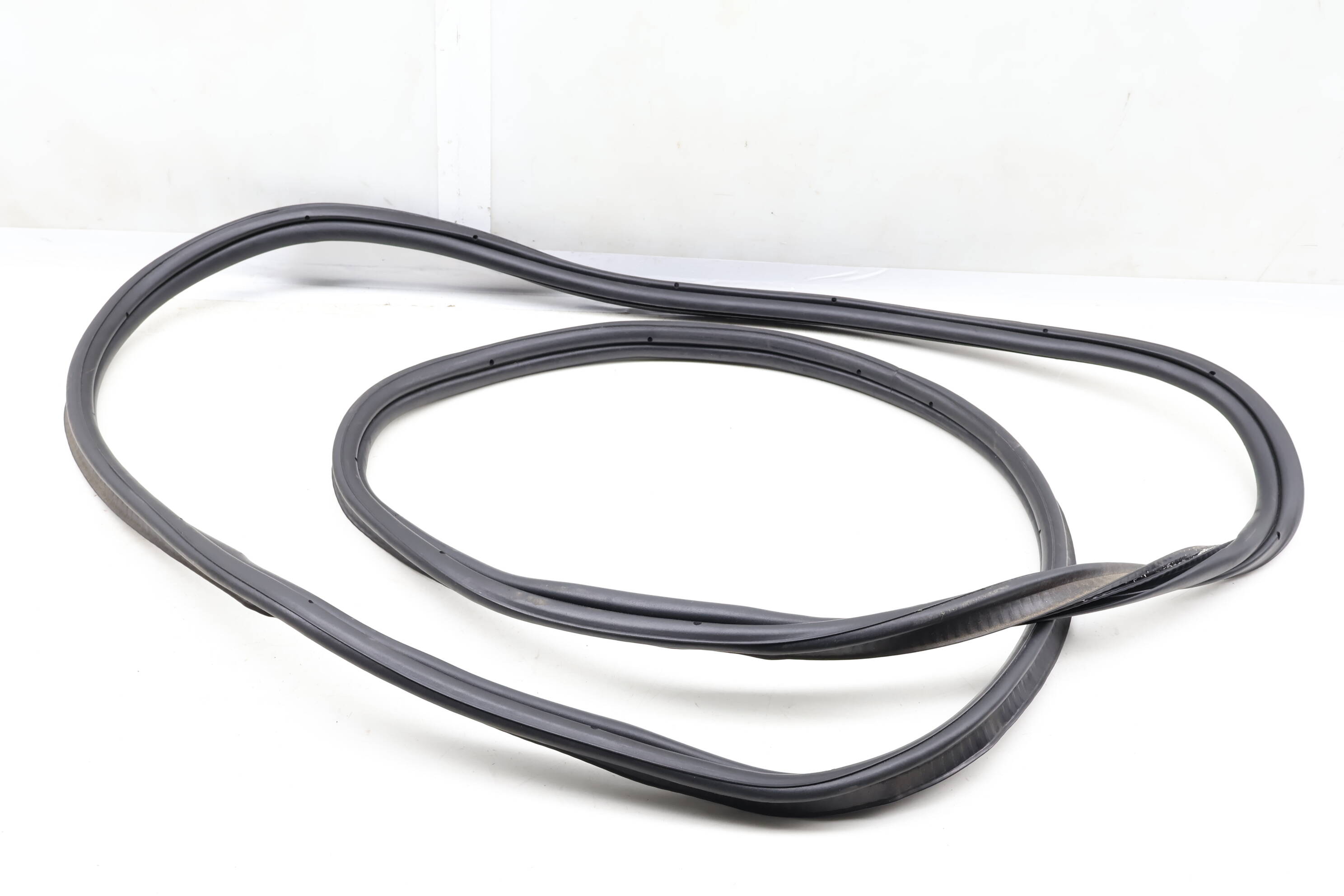 Trunk Hatch Seal / Weather Stripping LR147404