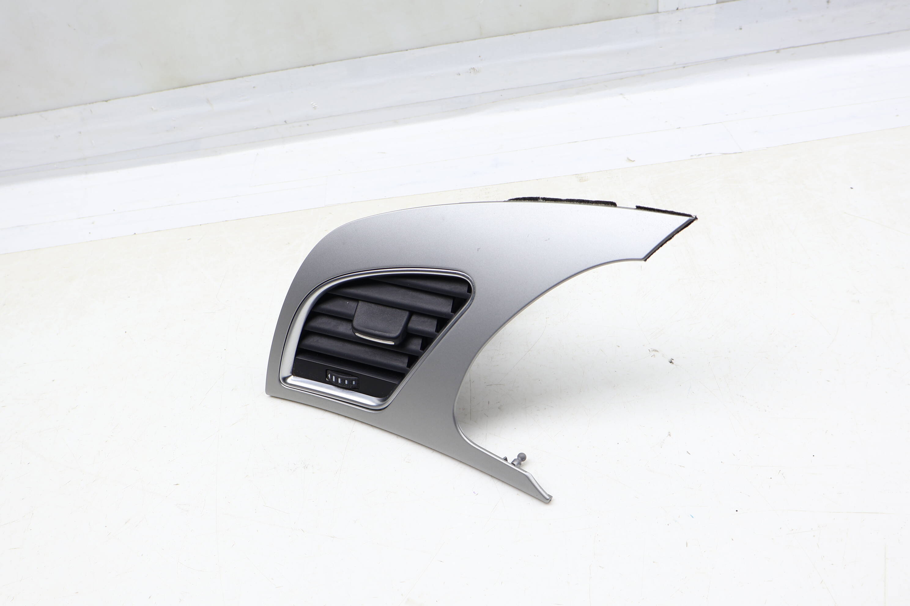 Dash Air Vent W/ Trim 8T1820901C