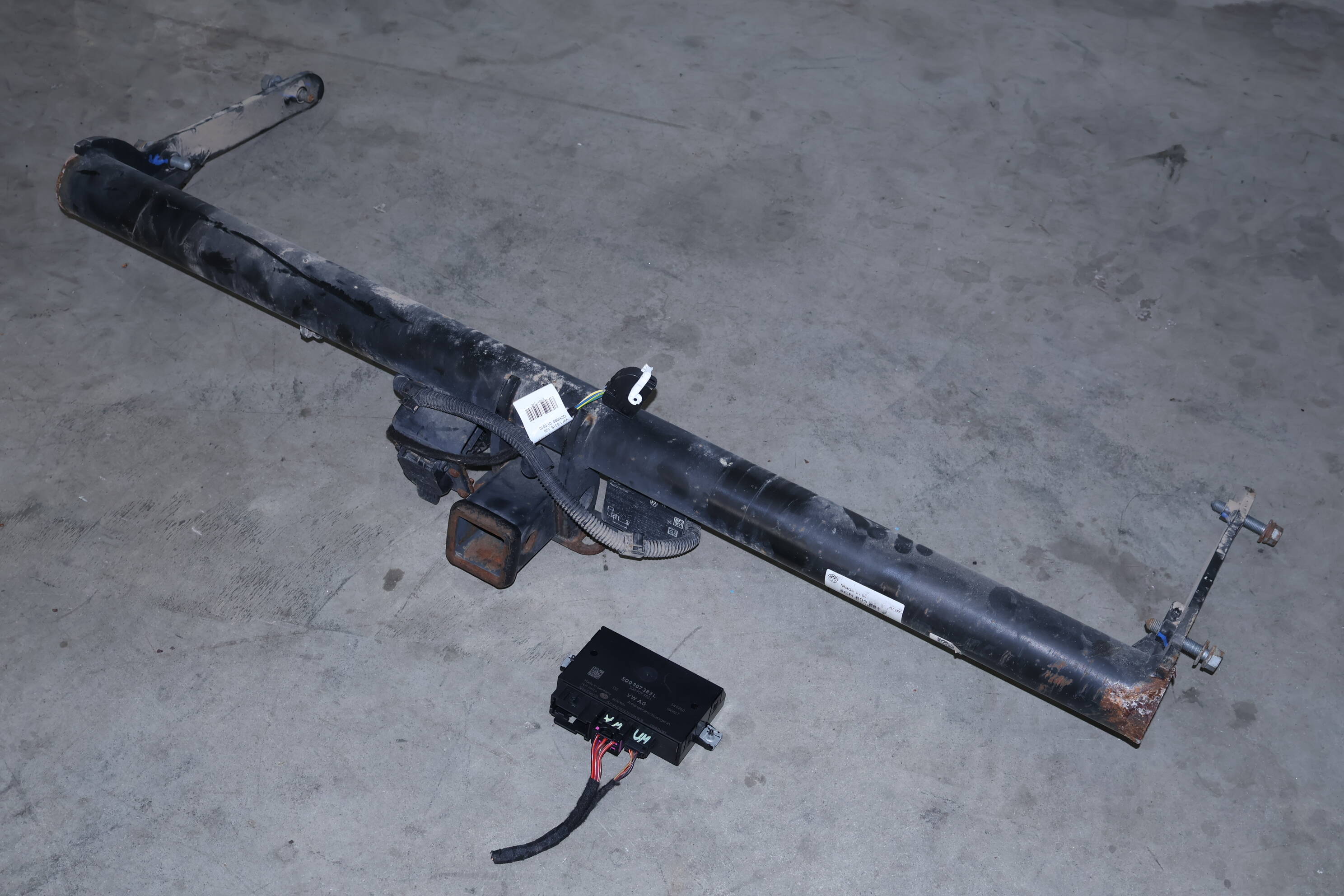 Trailer / Tow Hitch W/ Module 3CN803881C