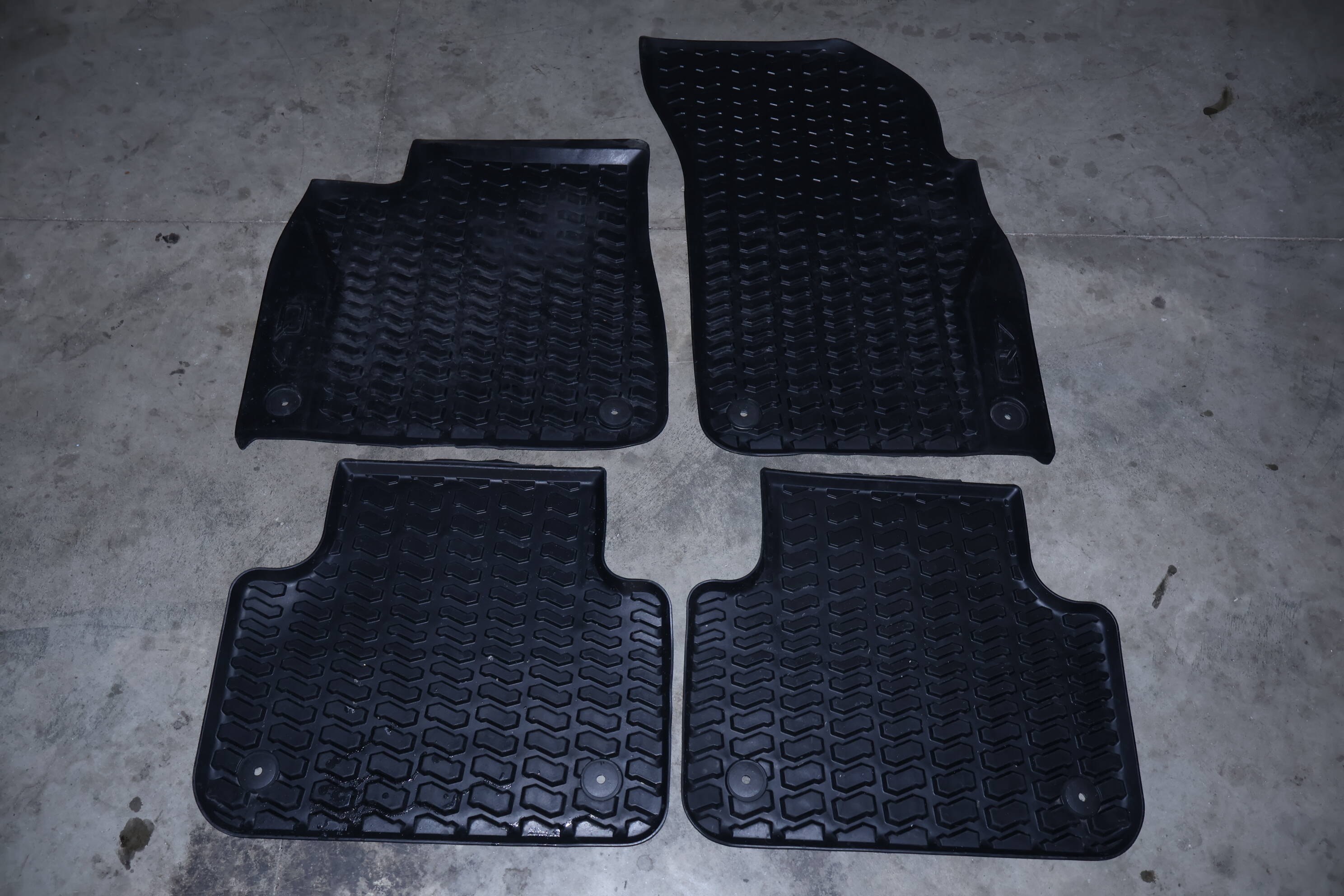 Complete Rubber Floor Mat Set 4M1061501