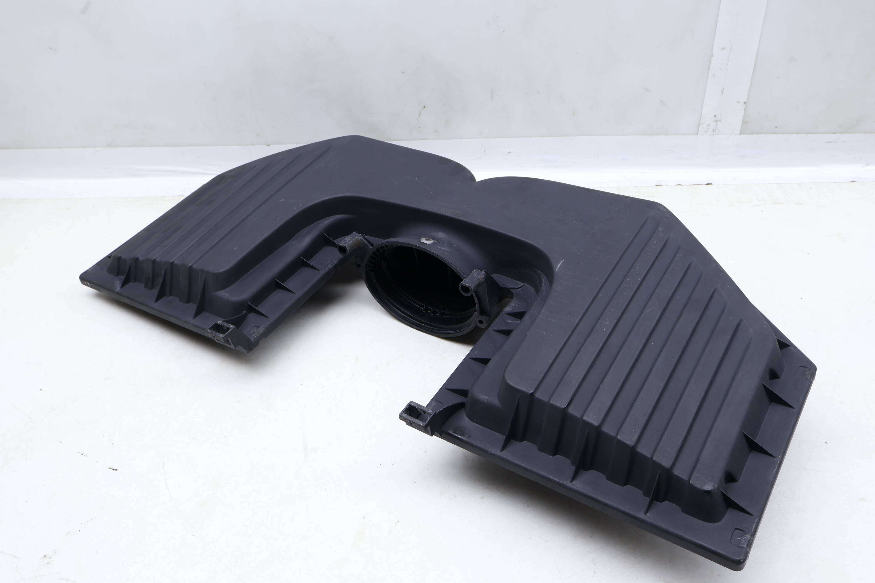 Air Intake Filter Housing / Box (Upper) 13717548896