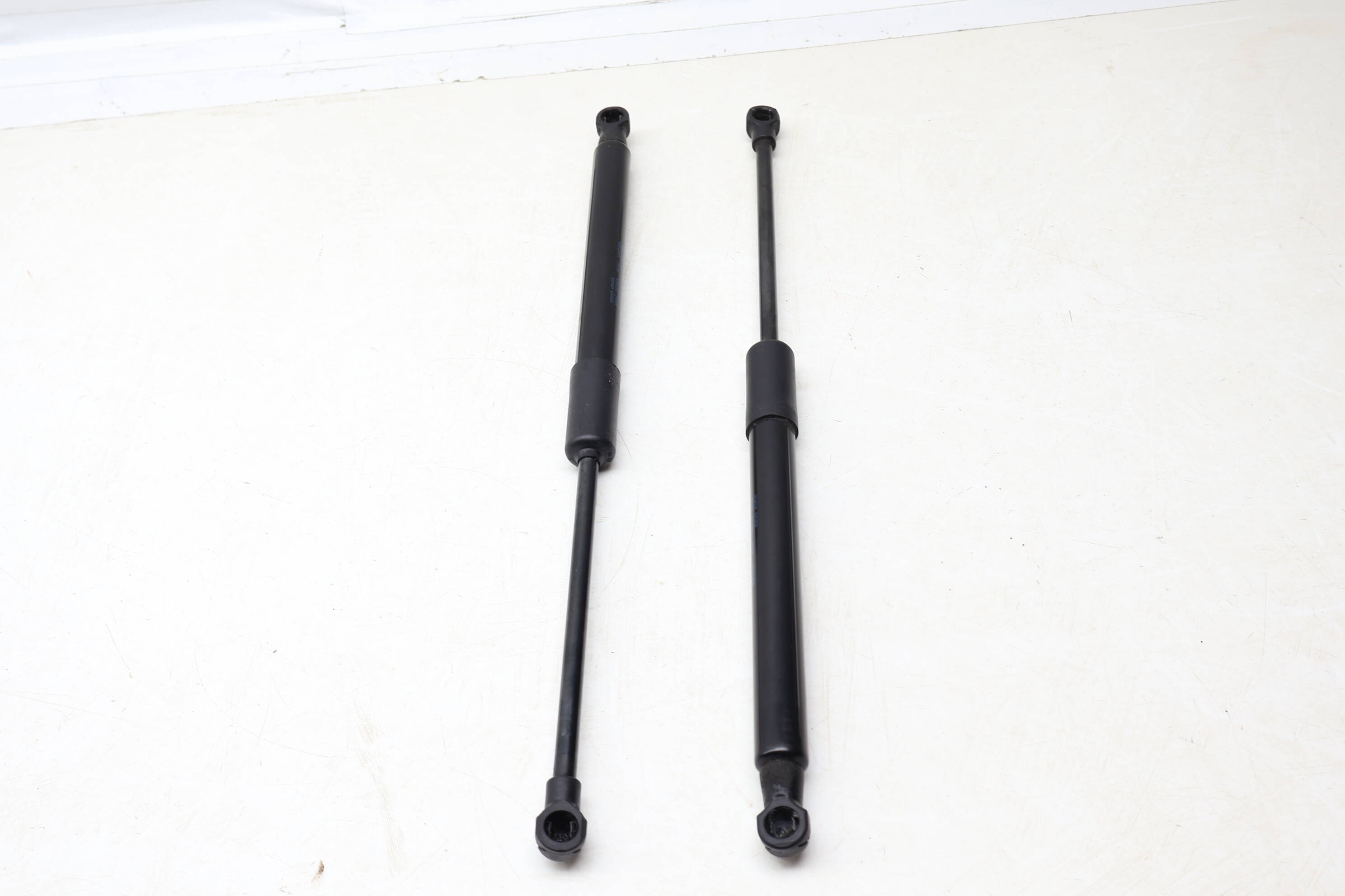 Hood Strut / Shock Set 8W0823359B