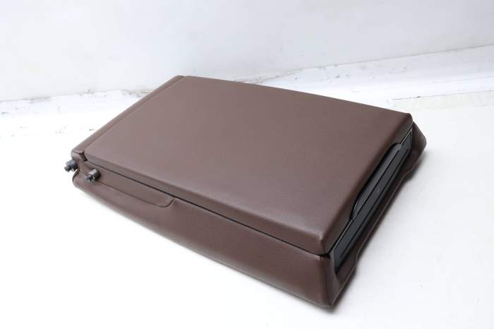 Center Armrest / Cup Holder 8U0885081E main product photo