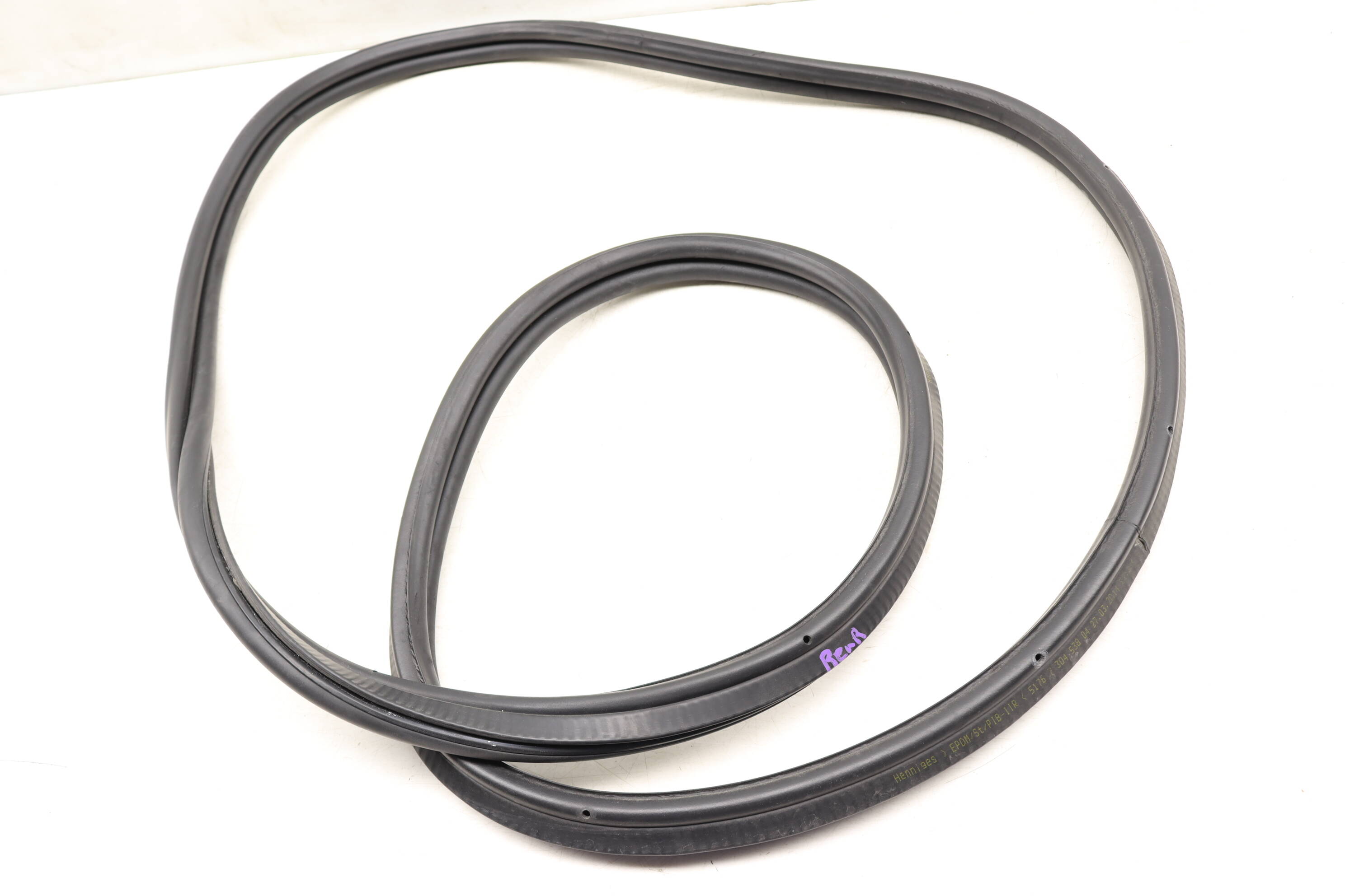 Trunk Lid Seal / Weather Stripping 51767304538