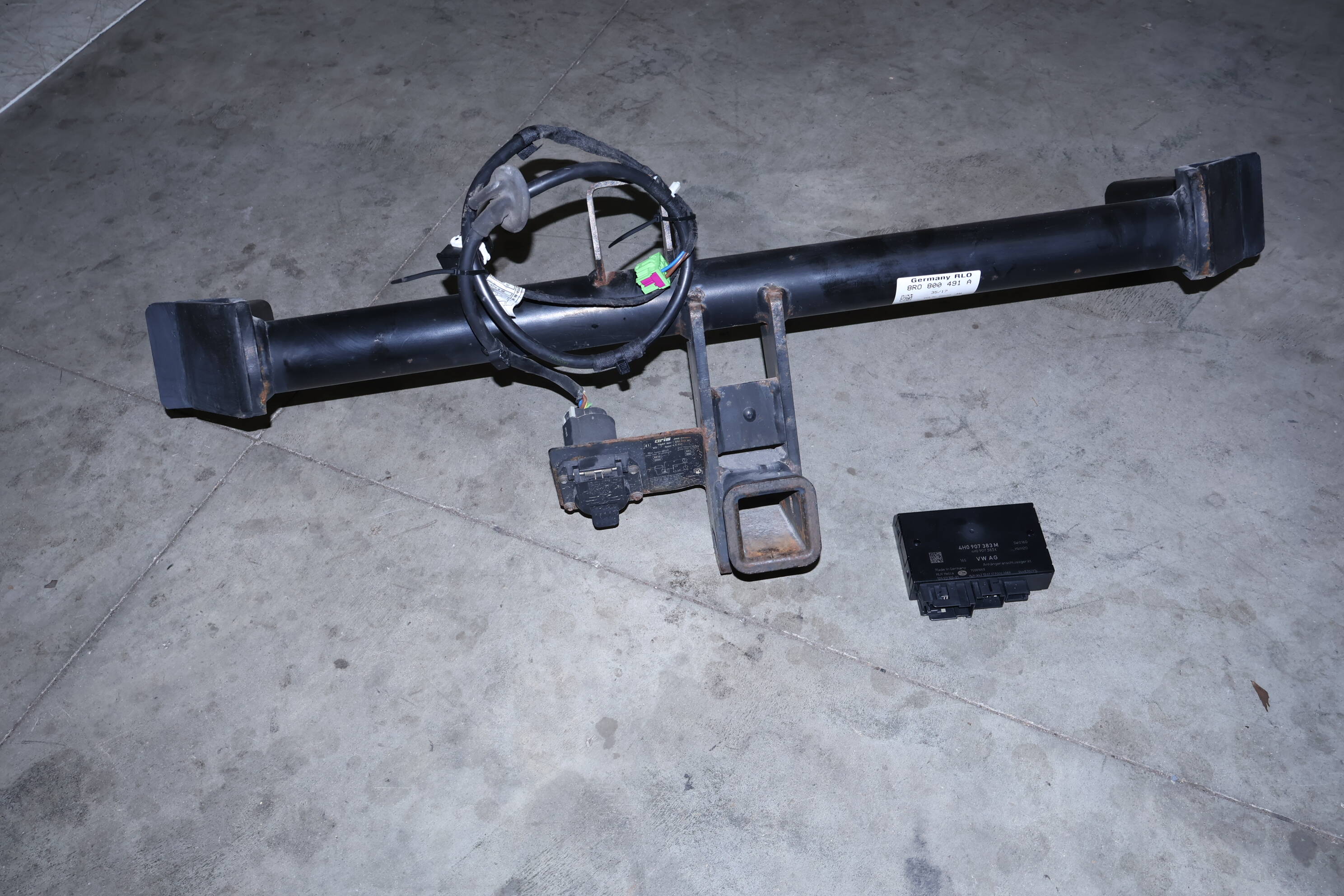 Tow / Trailer Hitch Assembly 8R0800491A