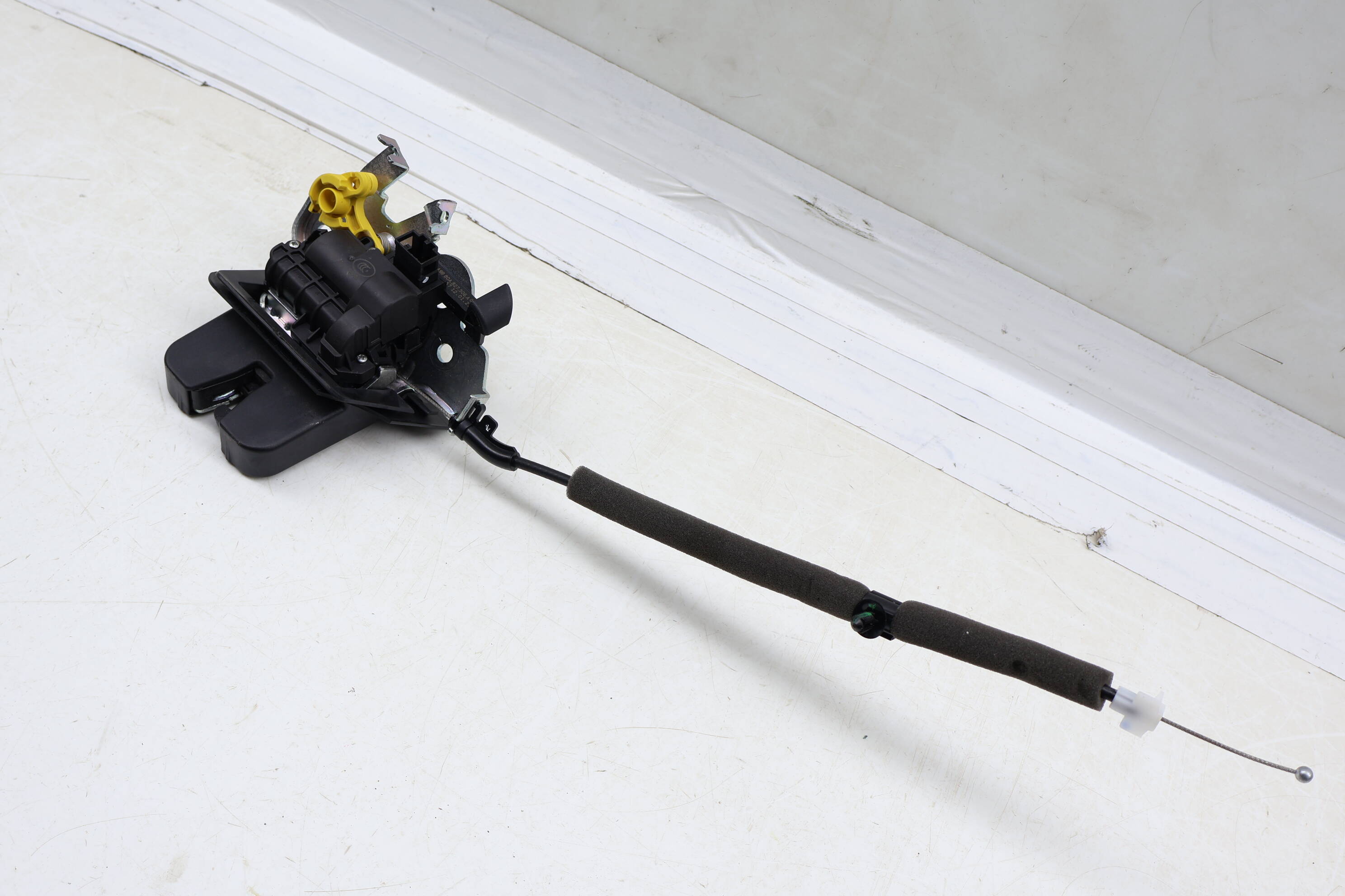 Trunk Hatch Latch / Lock 80A827506A