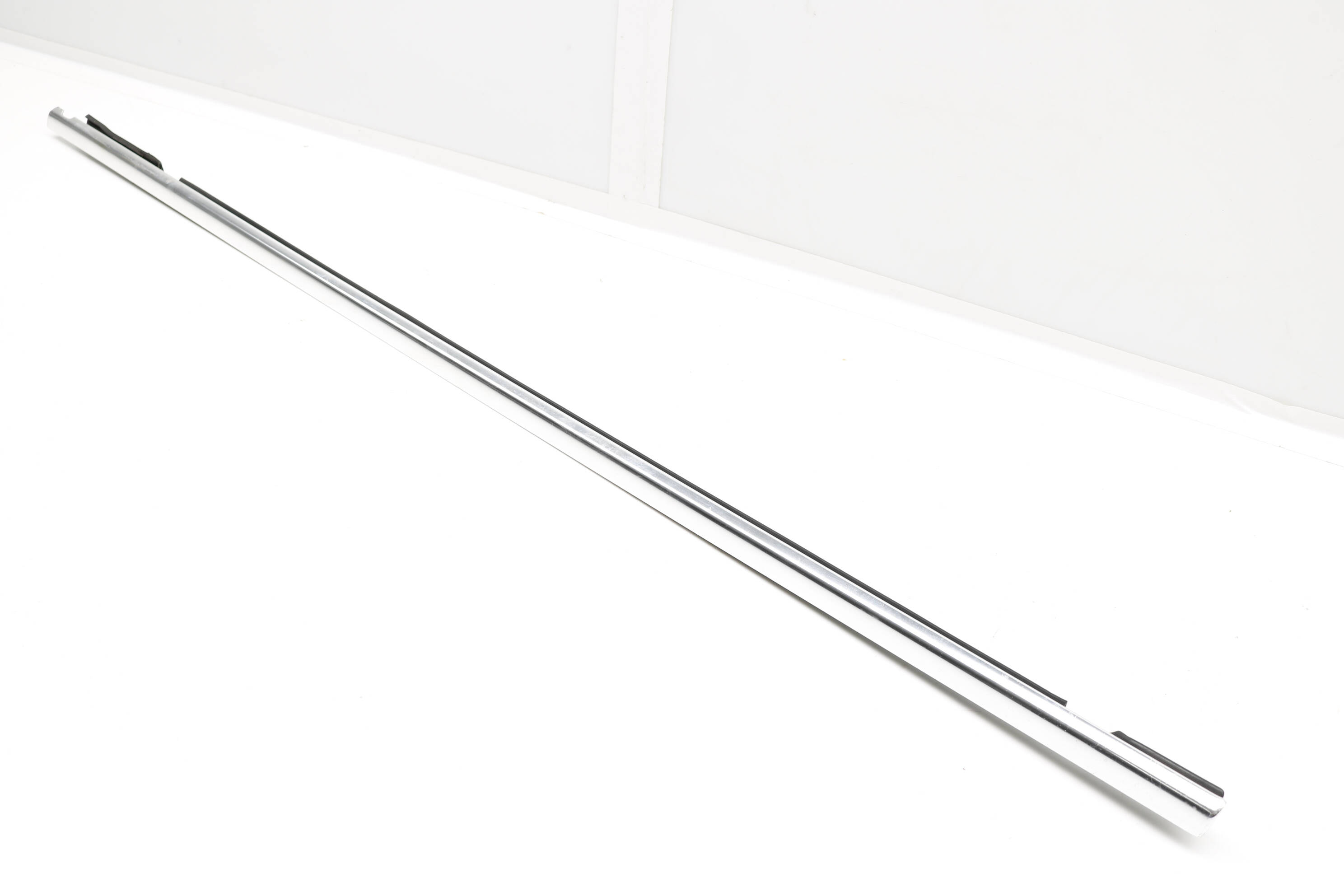 Outer Window Slot Seal / Trim 7L6837475E