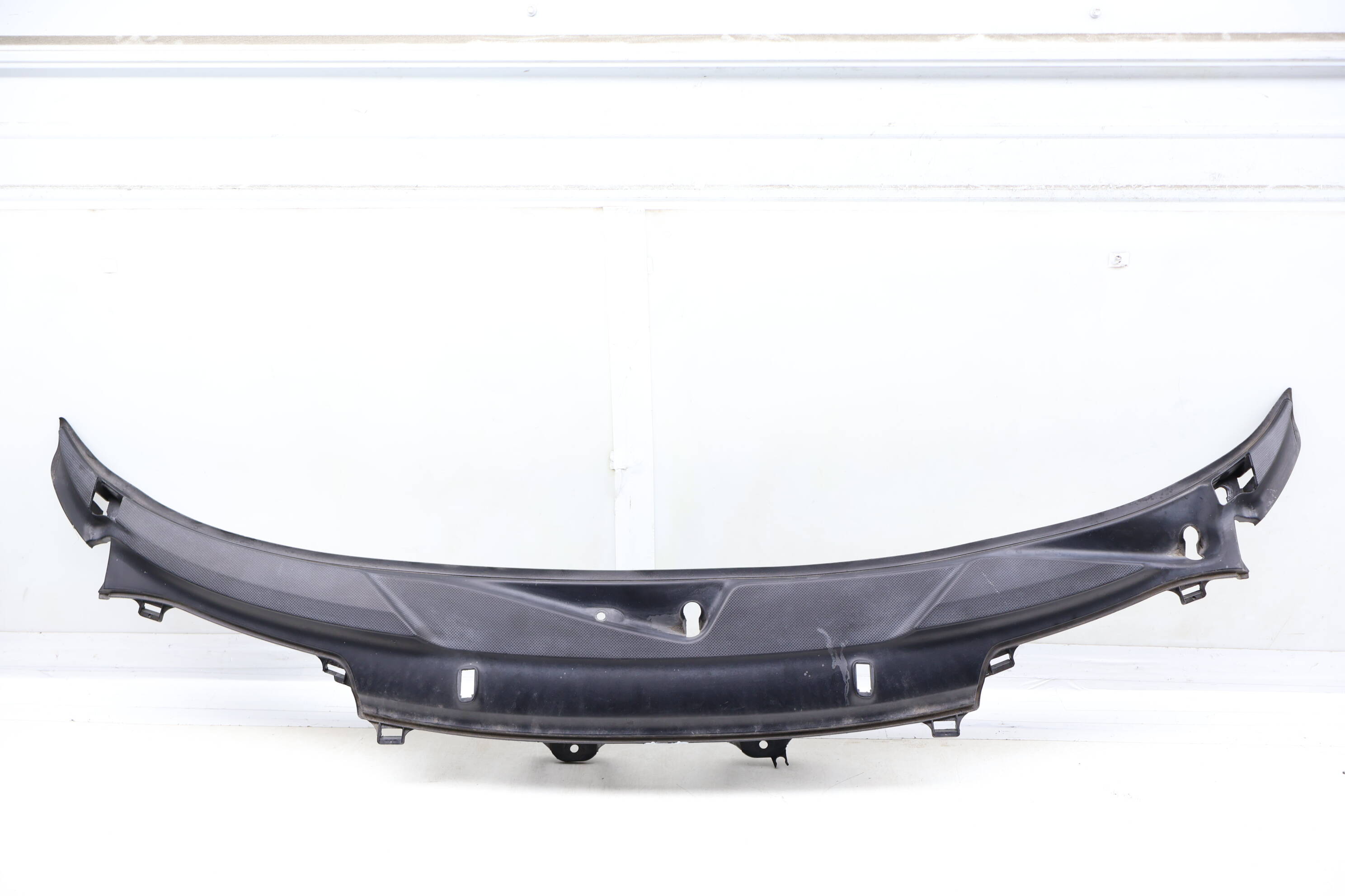 Windshield Cowl / Rain Tray 99757256308