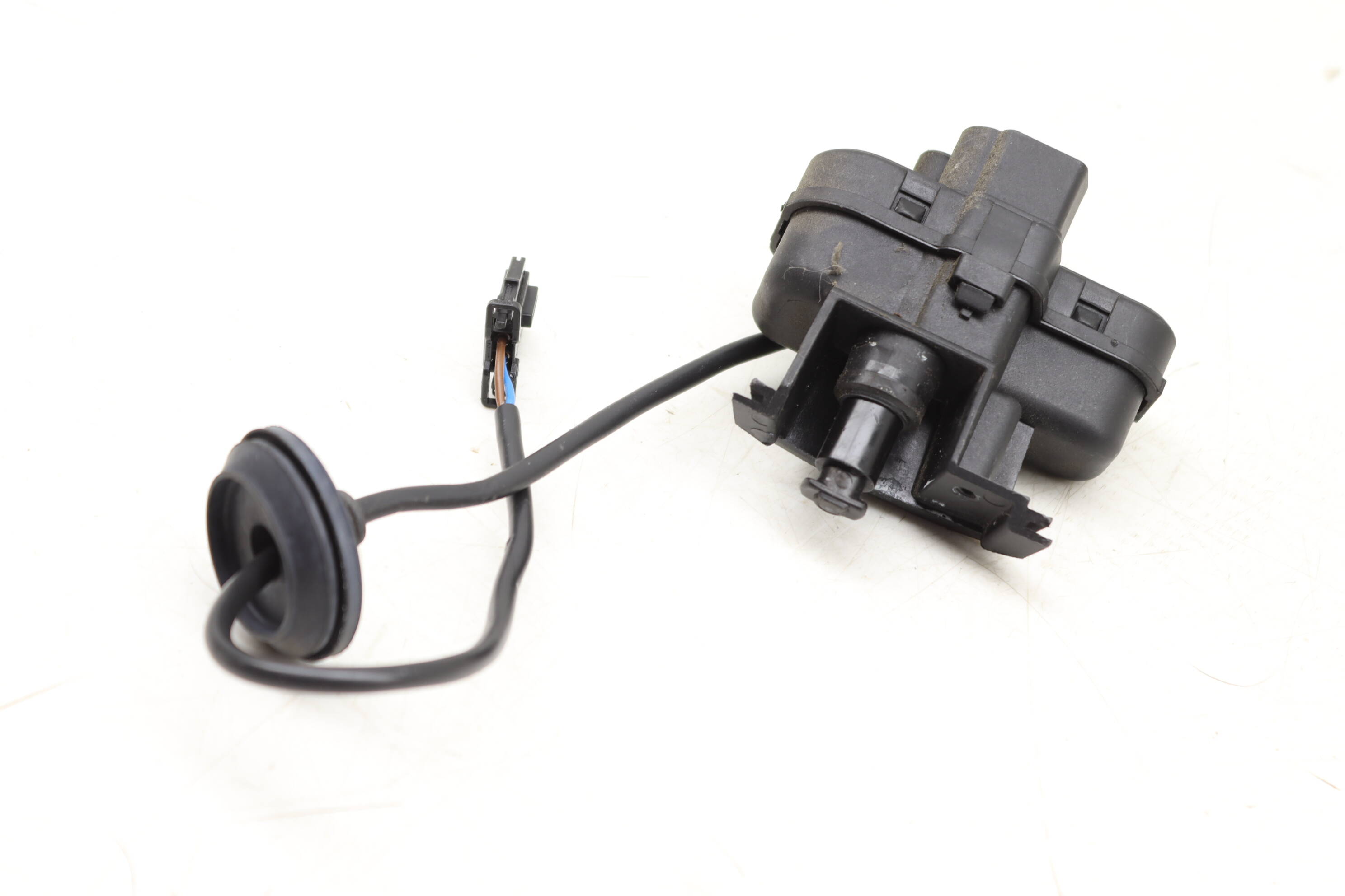 Vw tiguan fuel door actuator outlet replacement