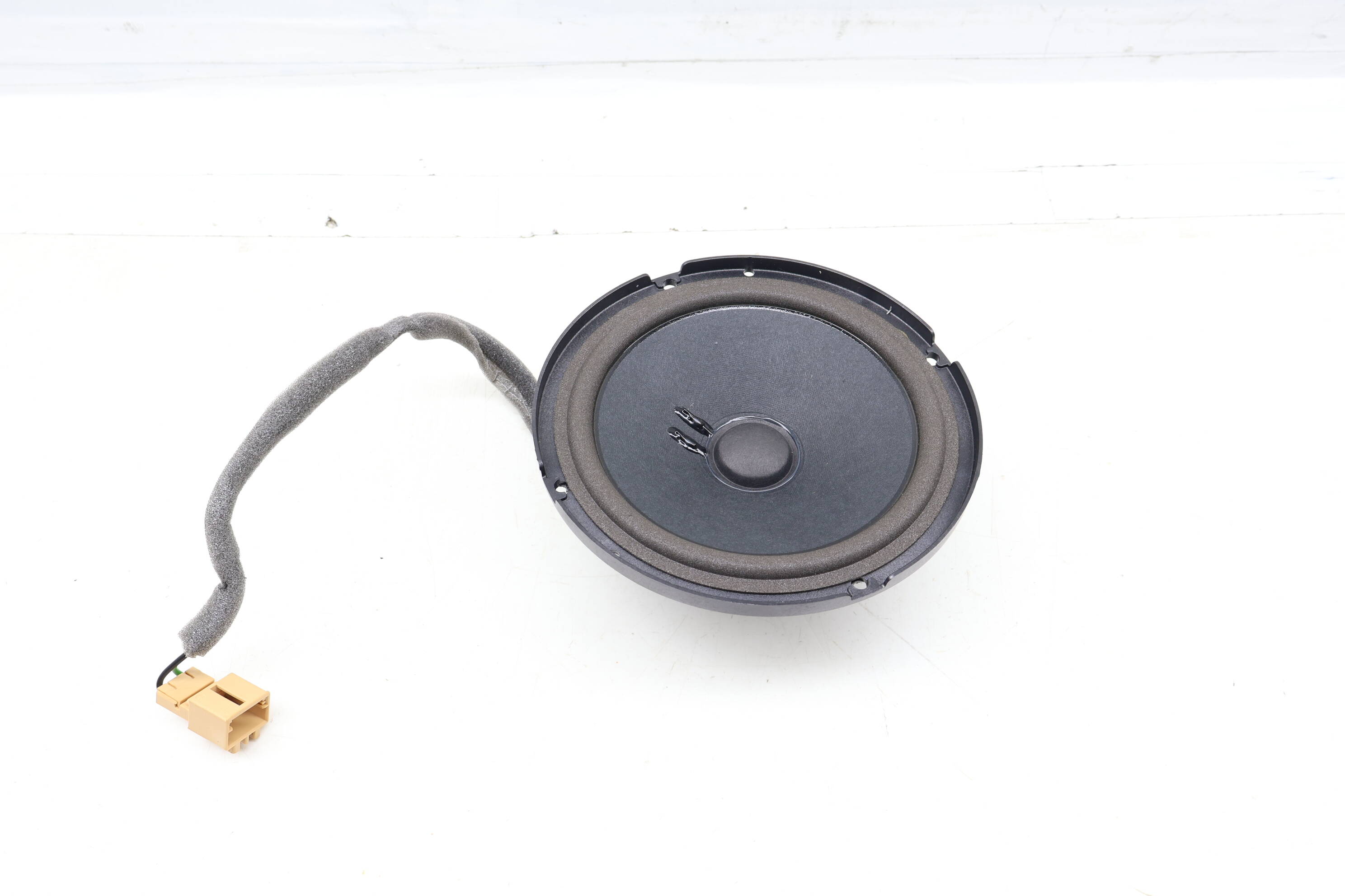 Subwoofer / Bass Box Speaker (Center) 8W9035382B