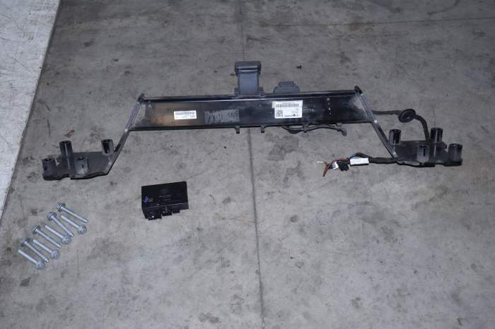 Bumper Reinforcement / Trailer Hitch Kit 4M0803881A main product photo