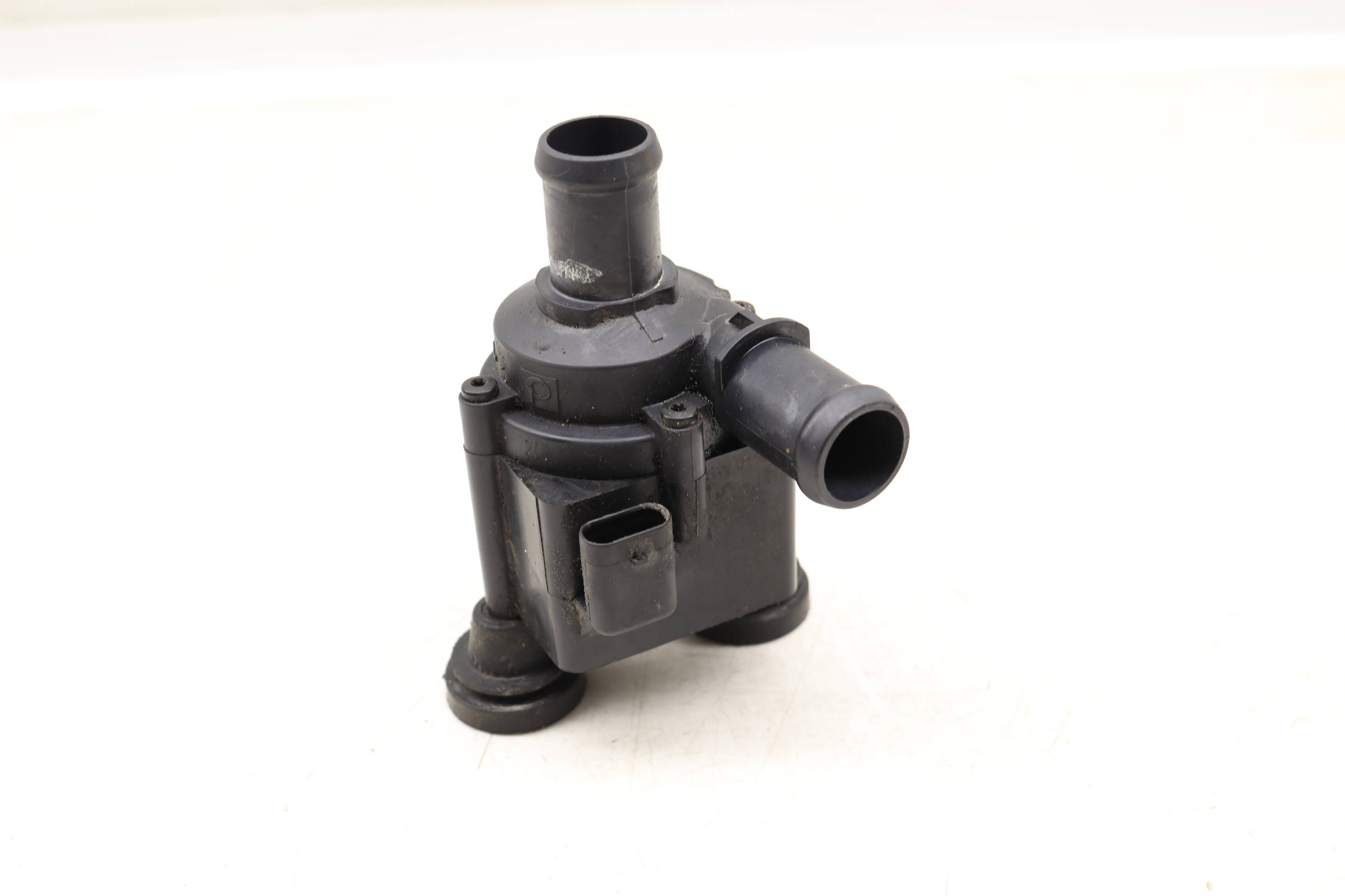 Auxiliary Coolant / Water Pump 06H121601N