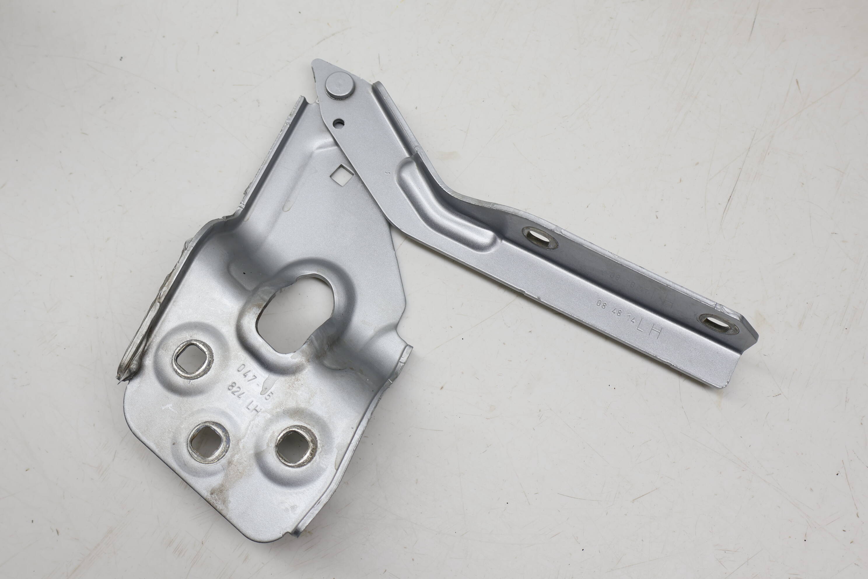 Hood Hinge 7P6823301