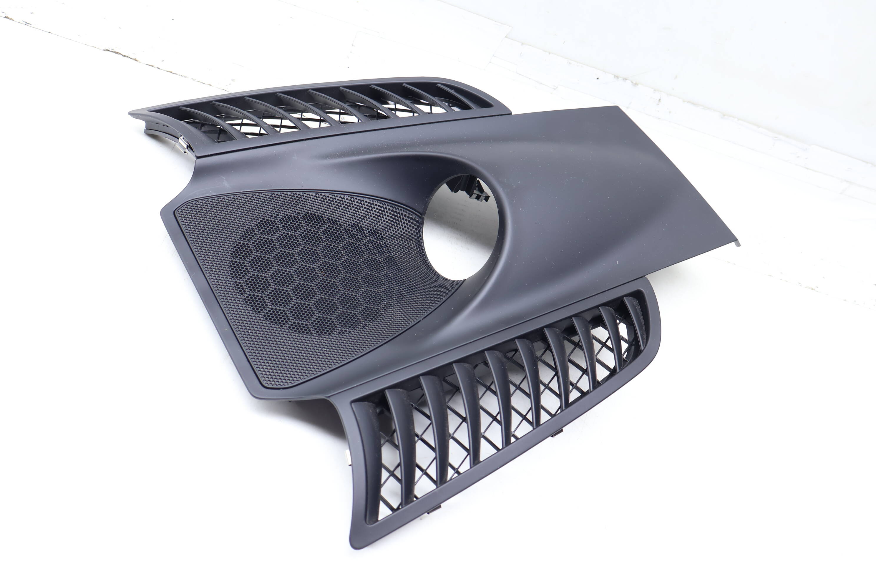 Upper Center Dash Vent / Speaker Grille Cover 7P5858189A 95855218901
