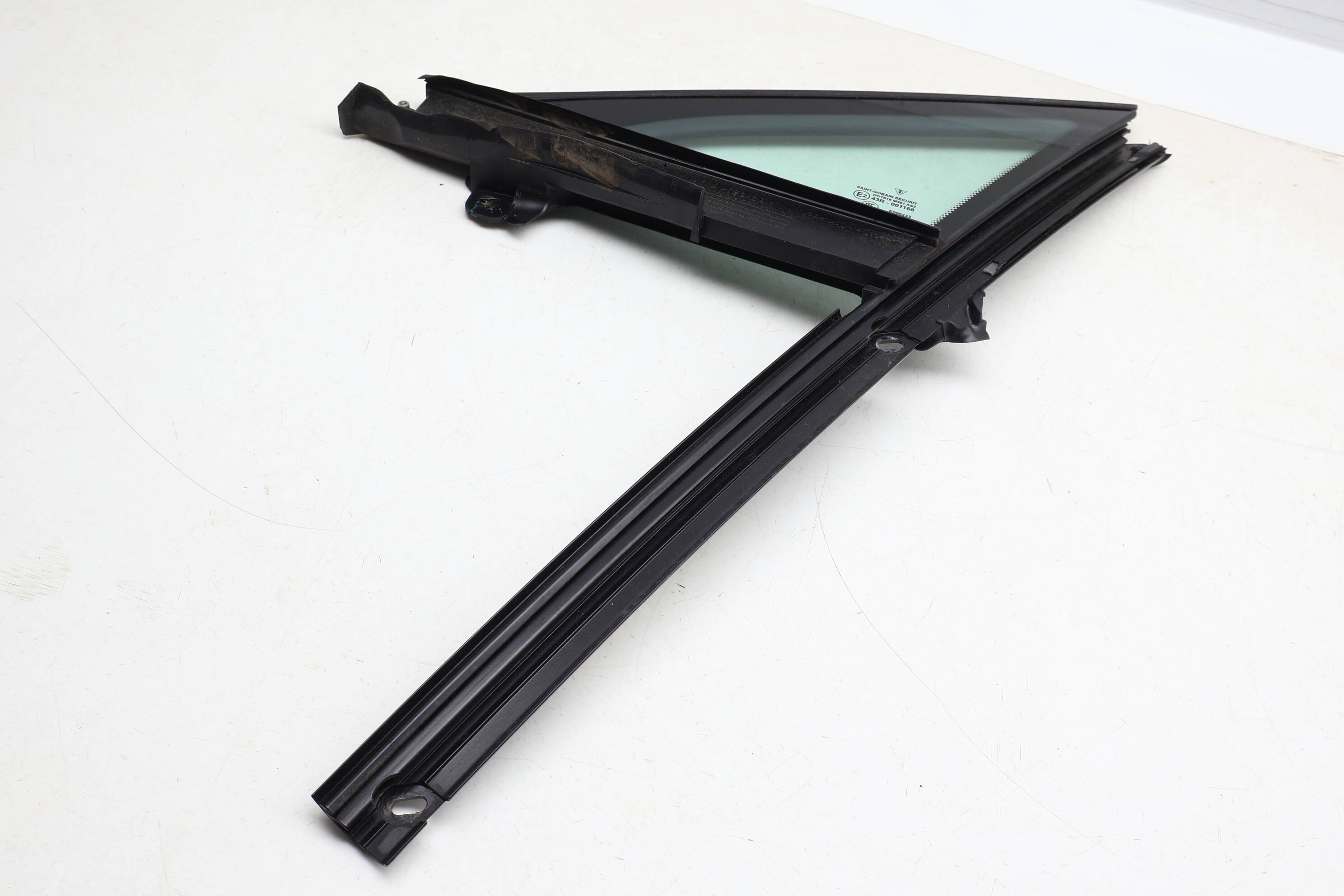 Side Door Window Glass 97054231102