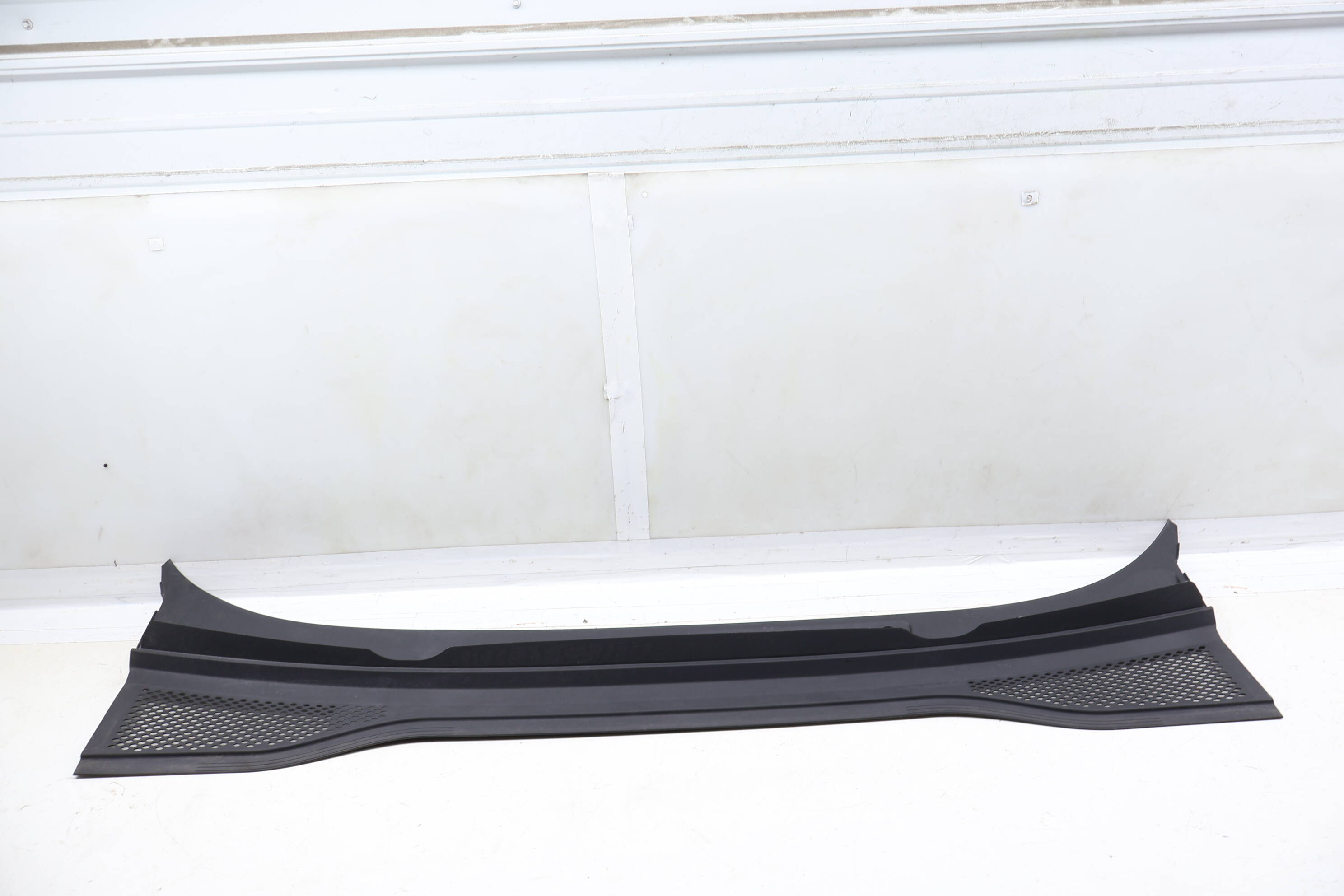 Windshield Cowl / Rain Tray 11K819403