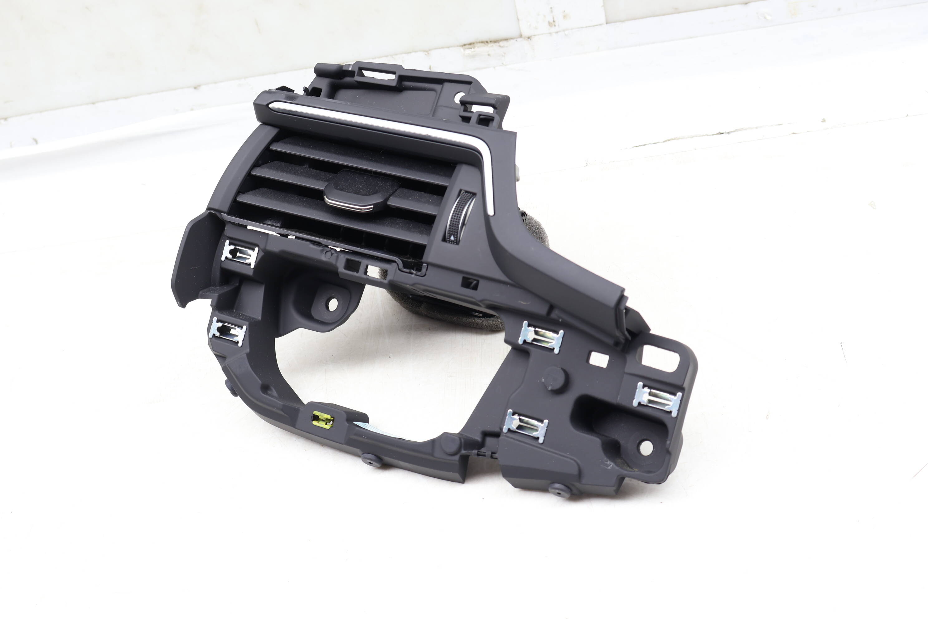 Dash Air Vent 8W1820901C