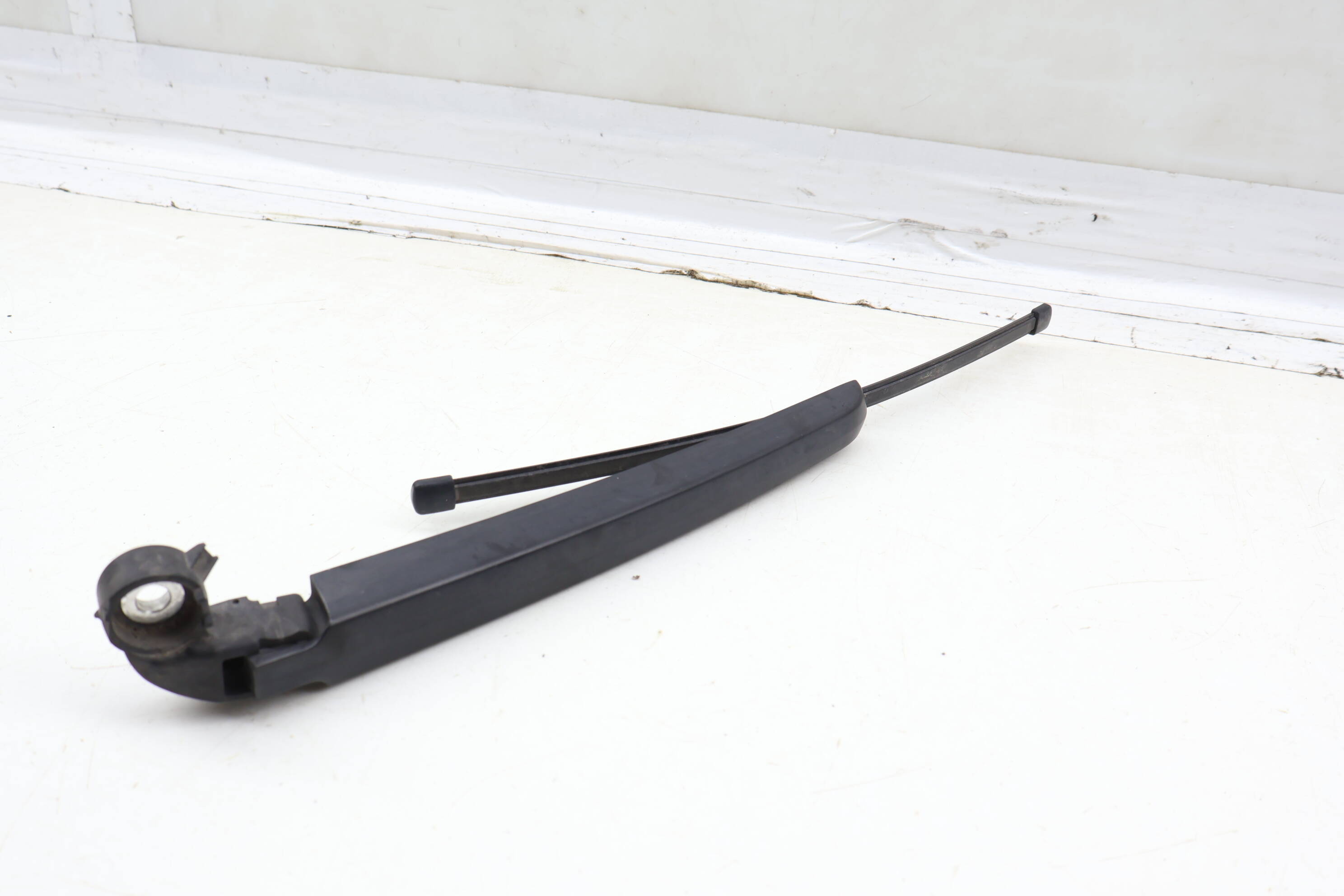 Hatch Glass Wiper Arm 8R0955407