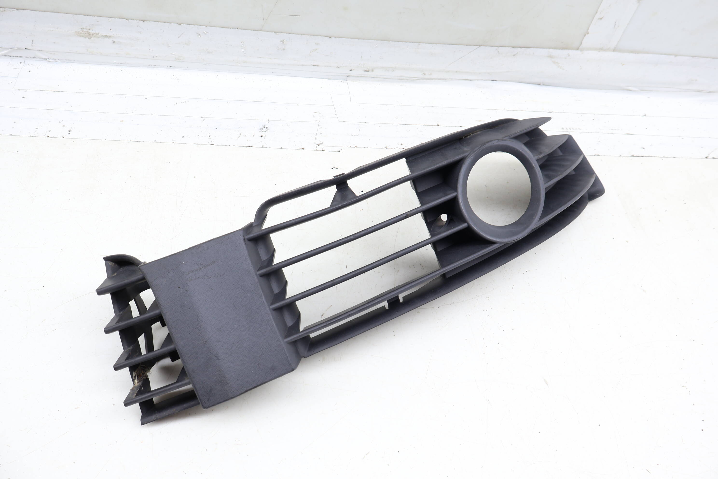 Lower Bumper Fog Light Grille 3B0853666L