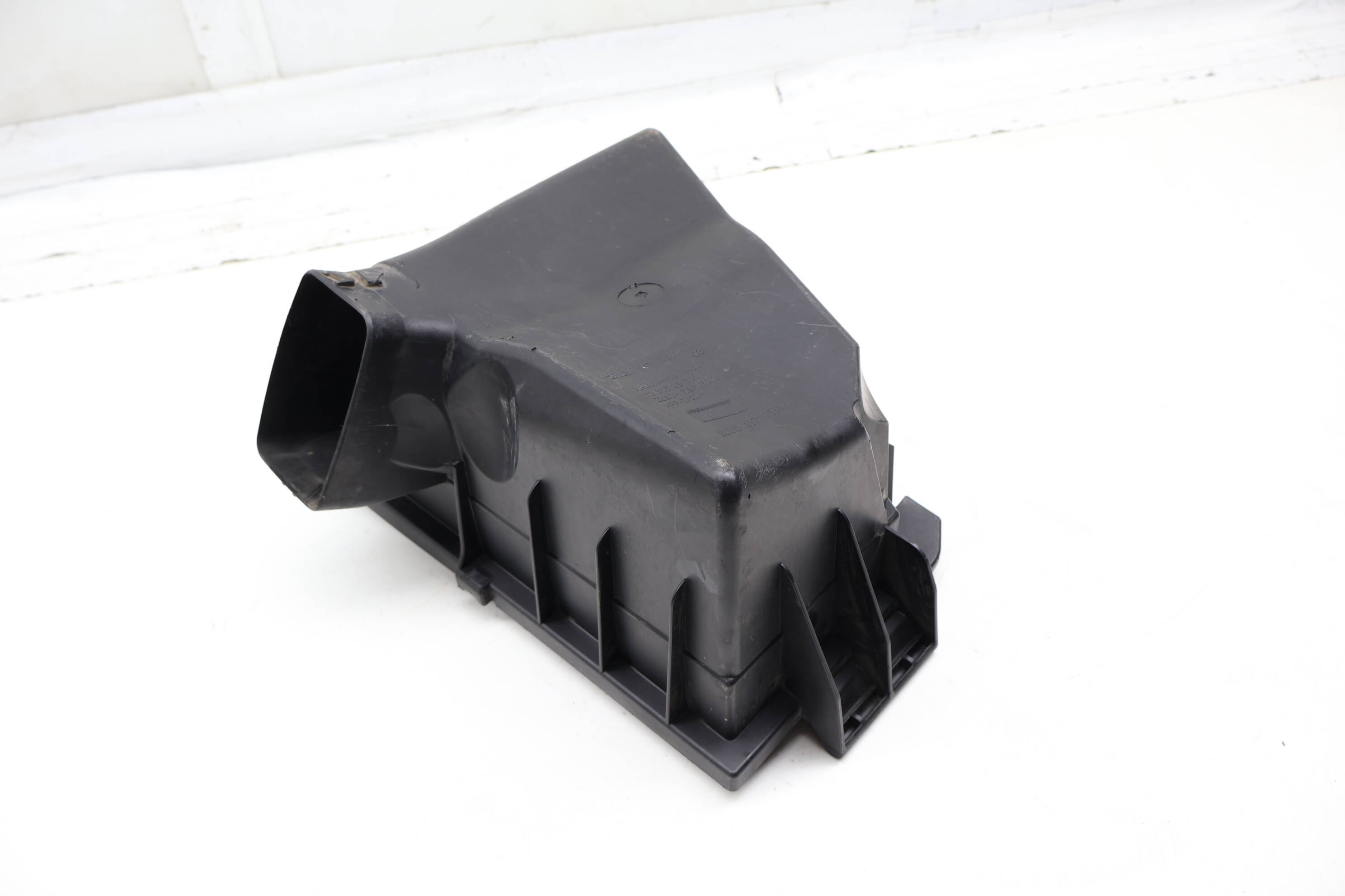 Engine Air Filter Box / Housing (Upper) 13717613822