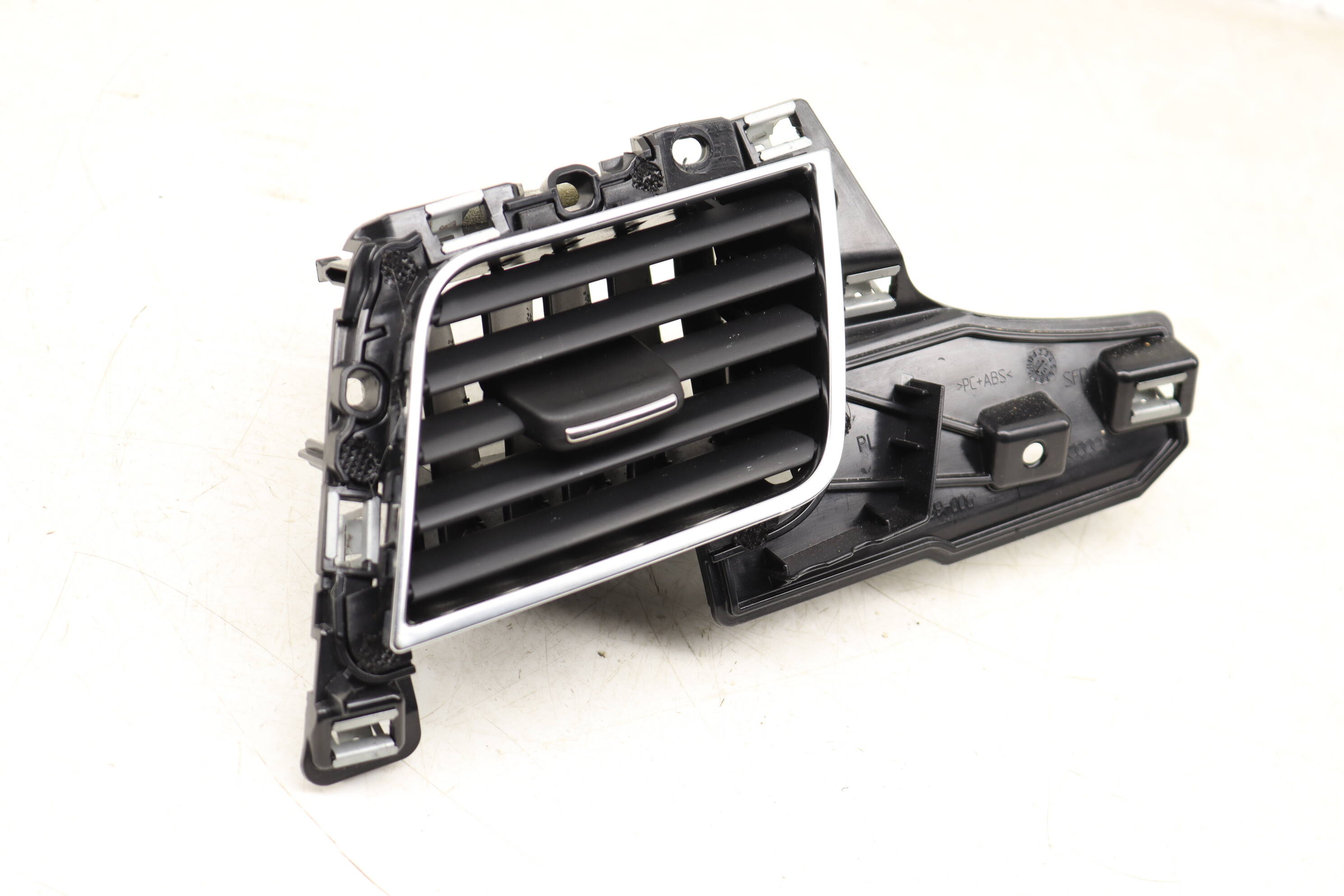 Dash Air Vent 4H1820901A