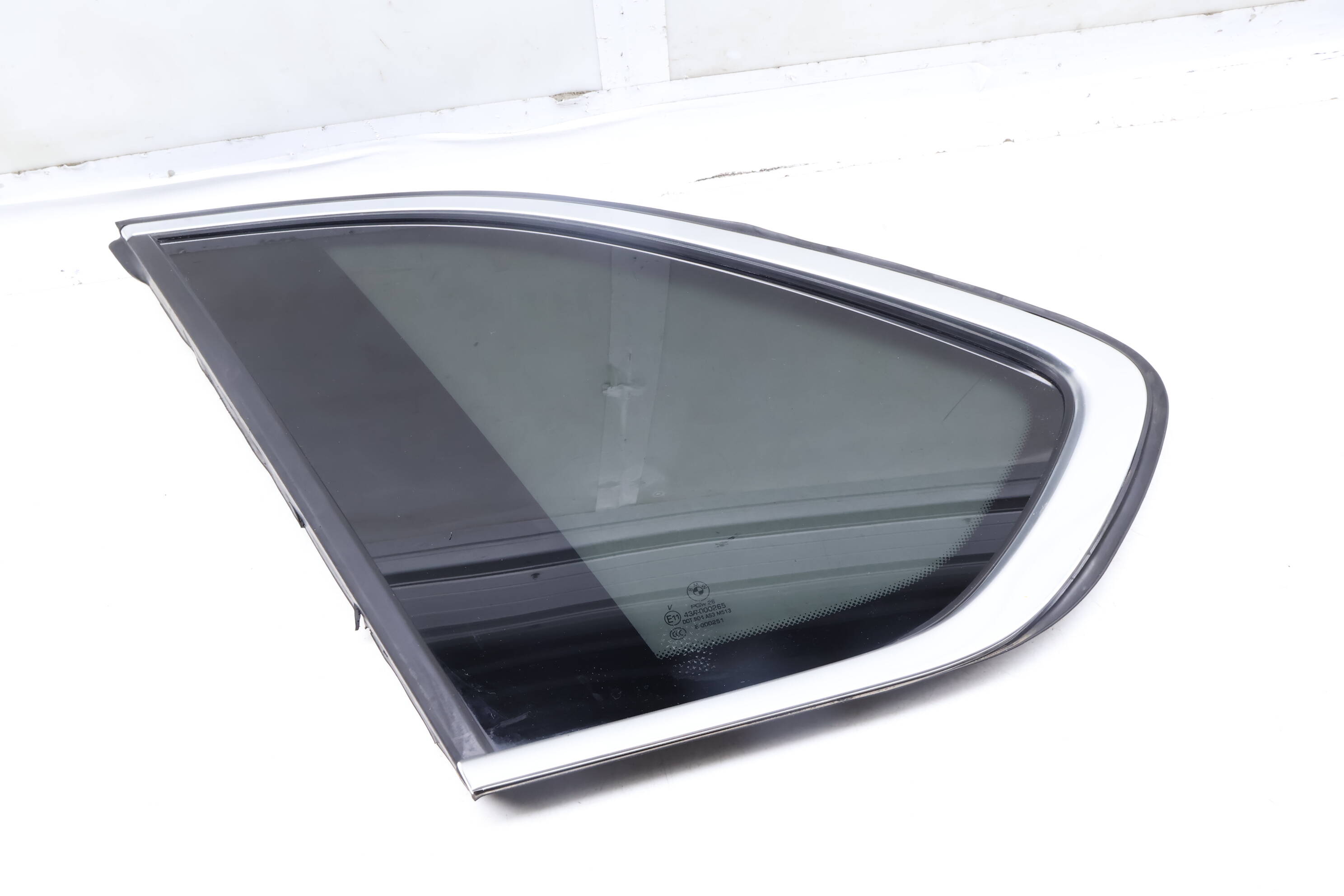 Quarter Window Glass 51377305771