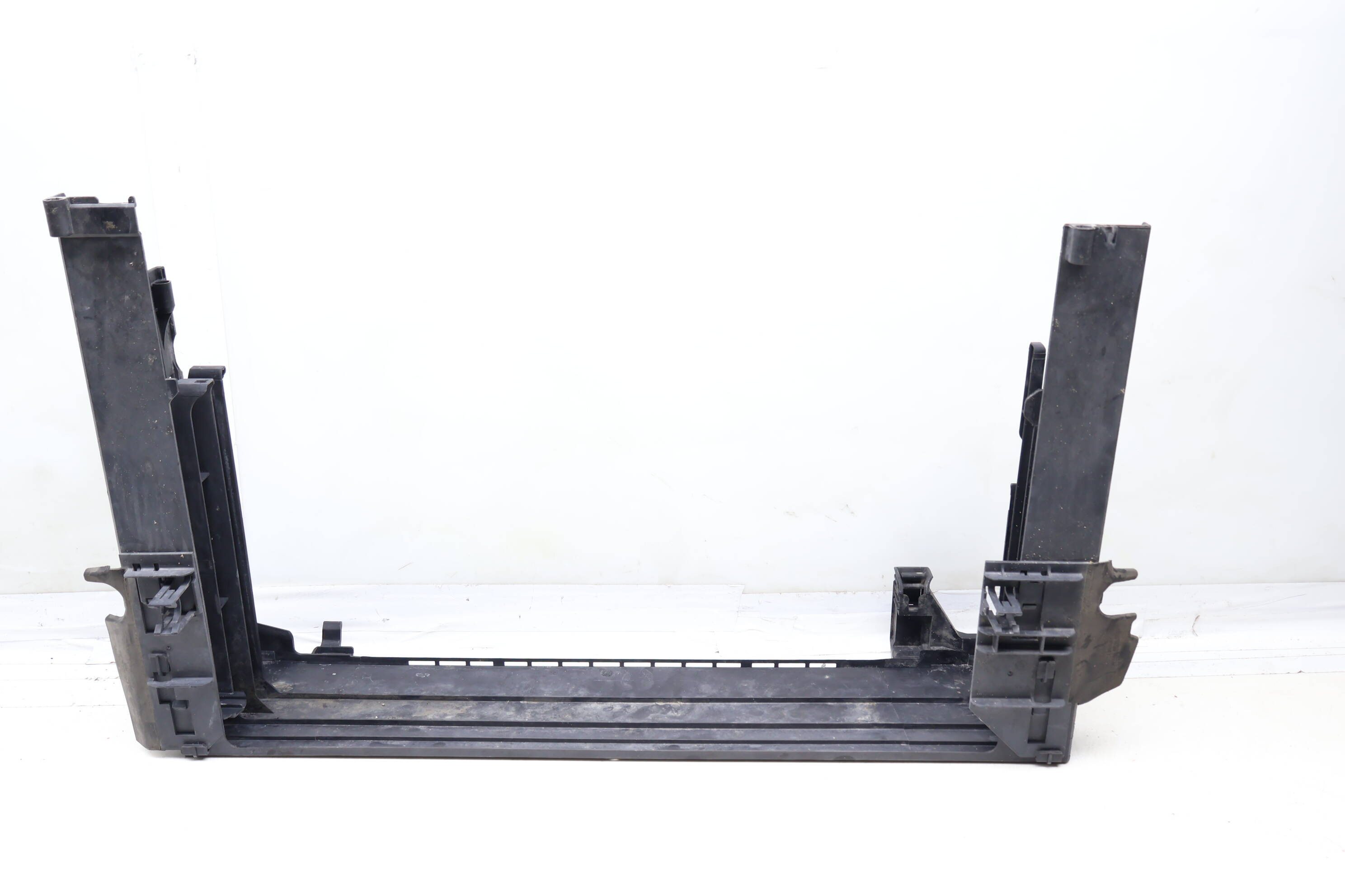 Radiator Bracket / Core Support (Lower) 17117575245