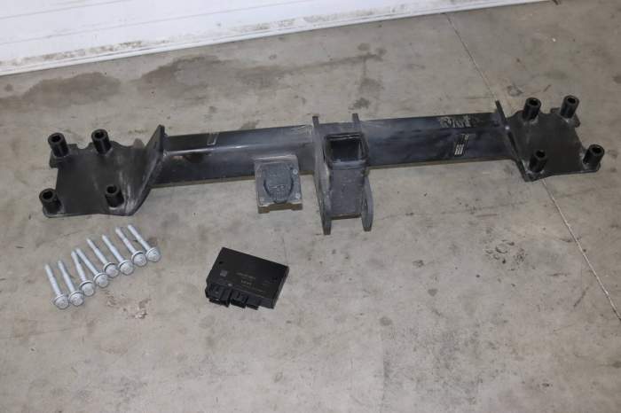 Bumper Reinforcement / Trailer Tow Hitch W/ Module 4M0803881A main product photo