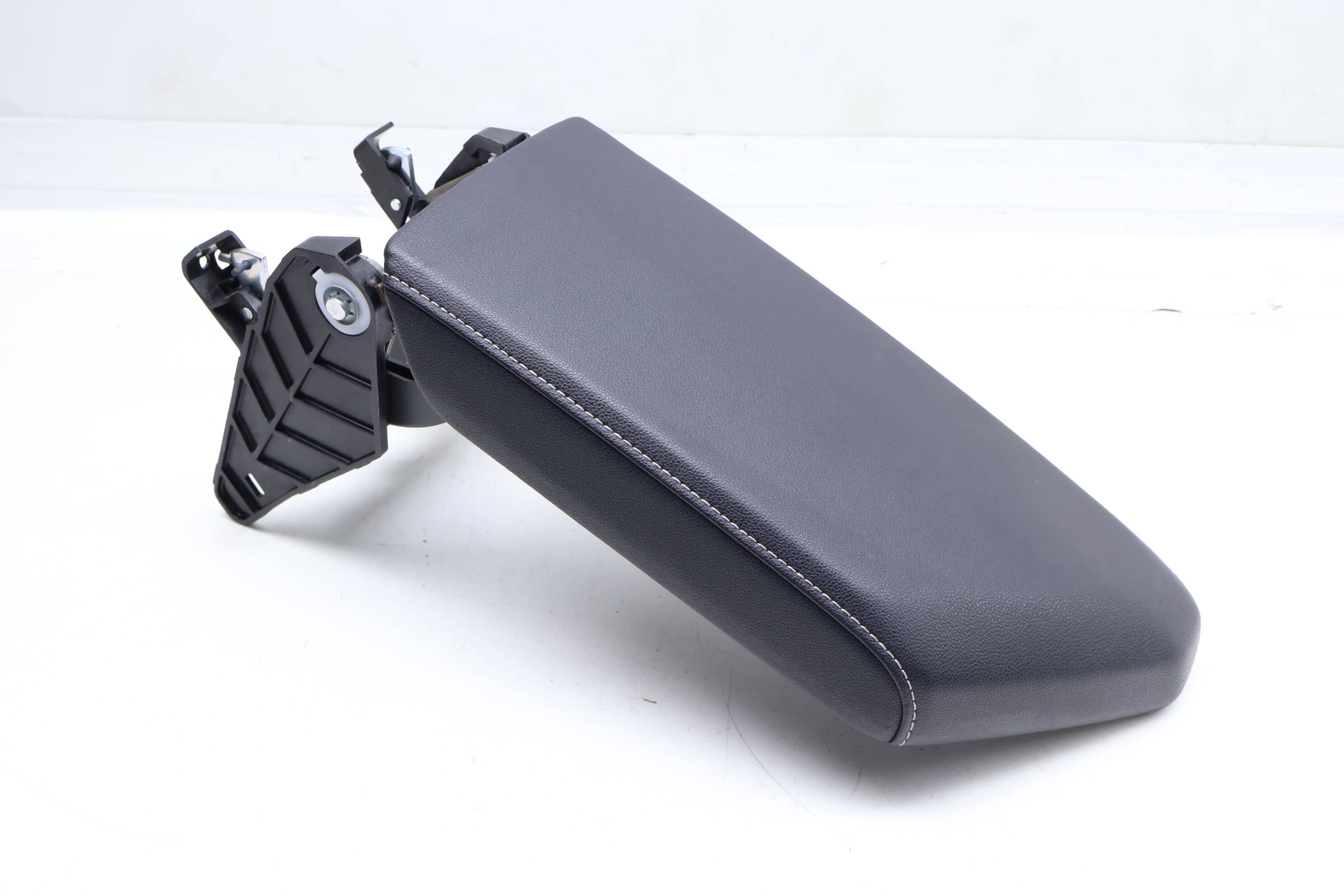 Center Armrest /Arm Rest 17A864207B