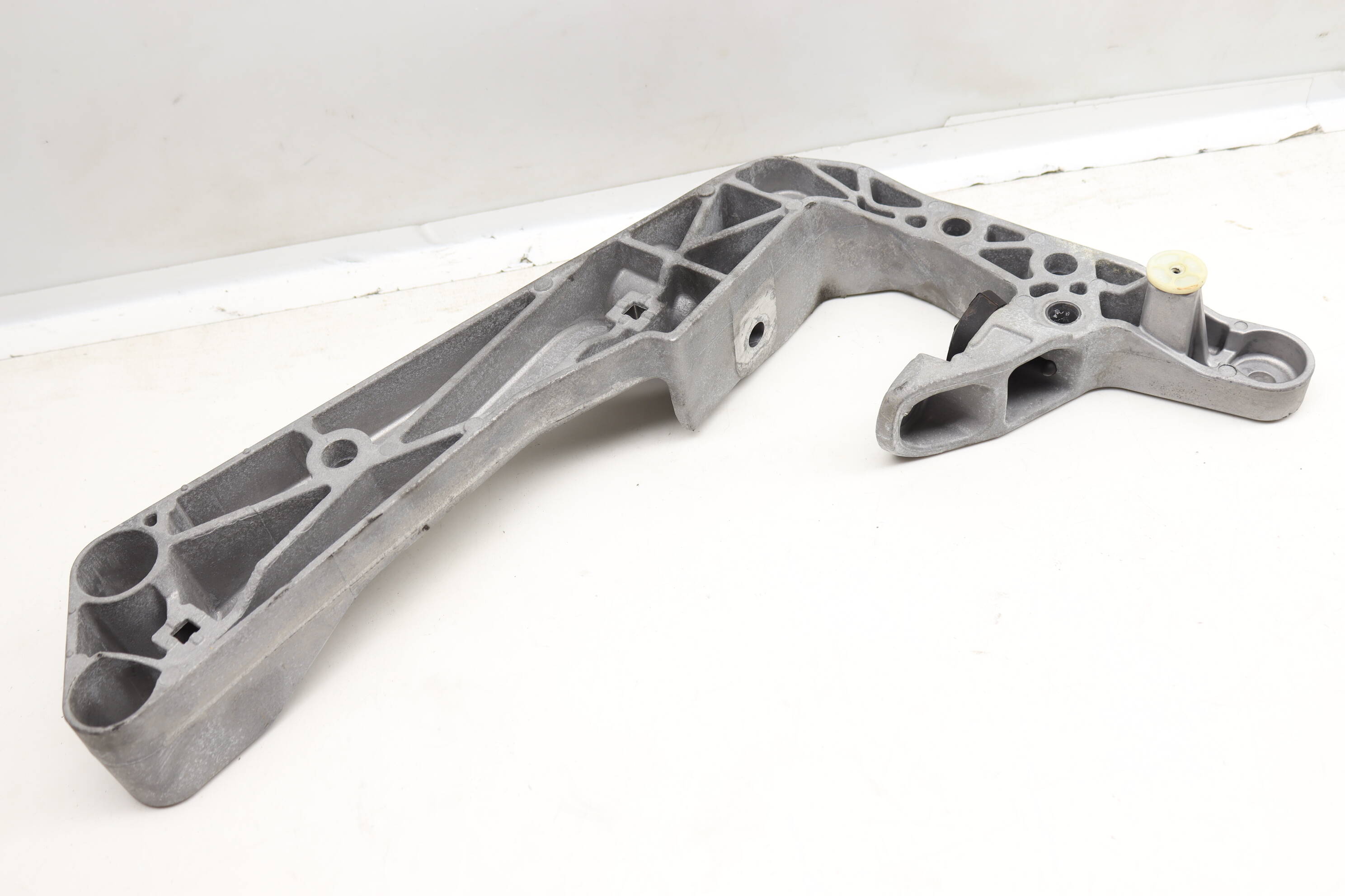 Transmission Mount Bracket / Crossmember 22326861583