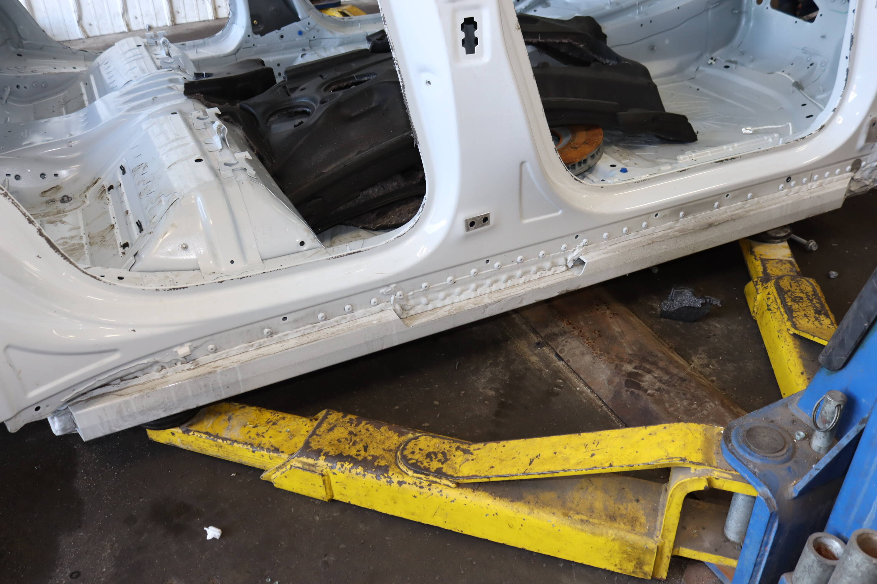 Side Skirt / Rocker / Sill / Cutout 9J1809756Y