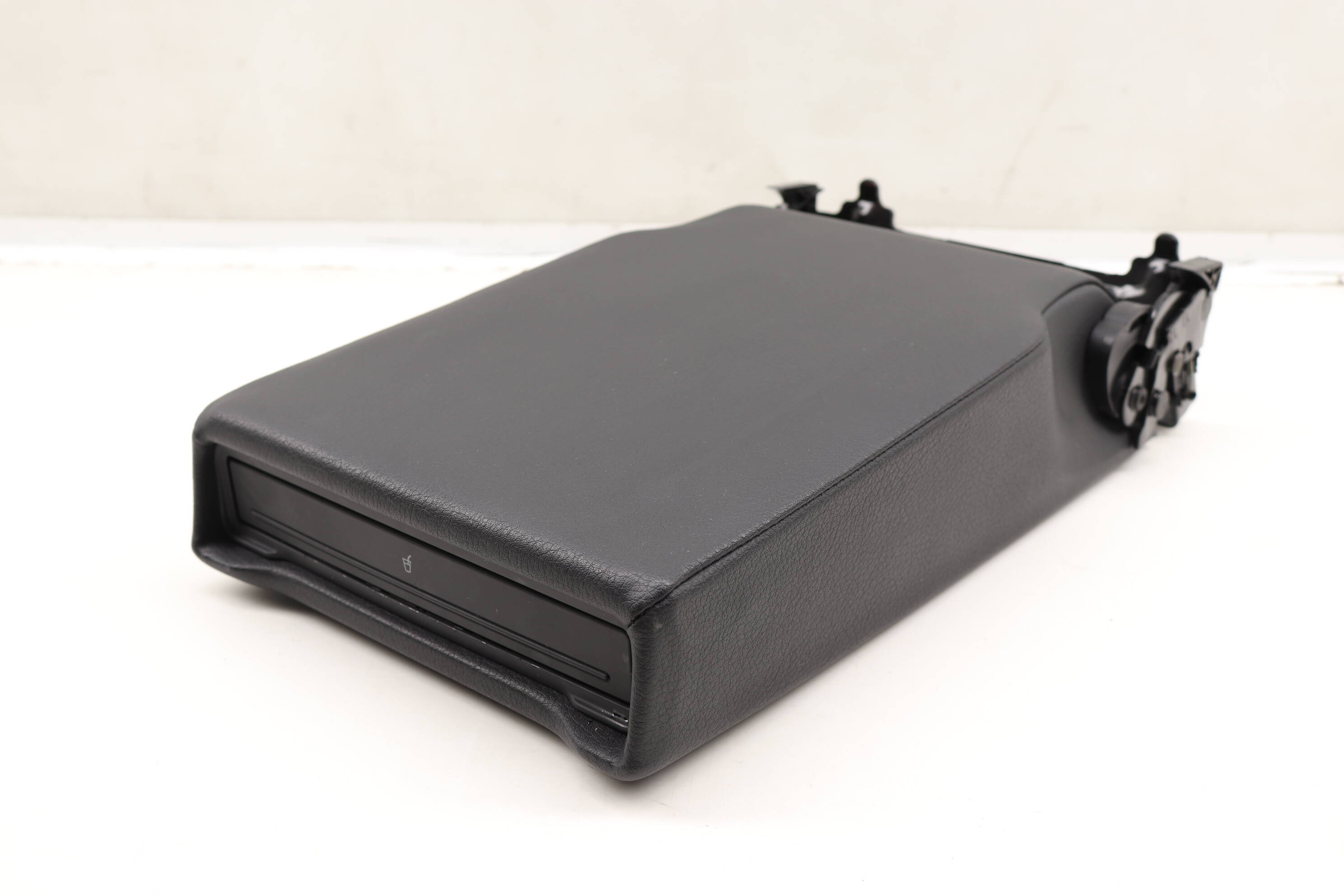 2Nd Row Armrest / Cup Holder 4L0883081M