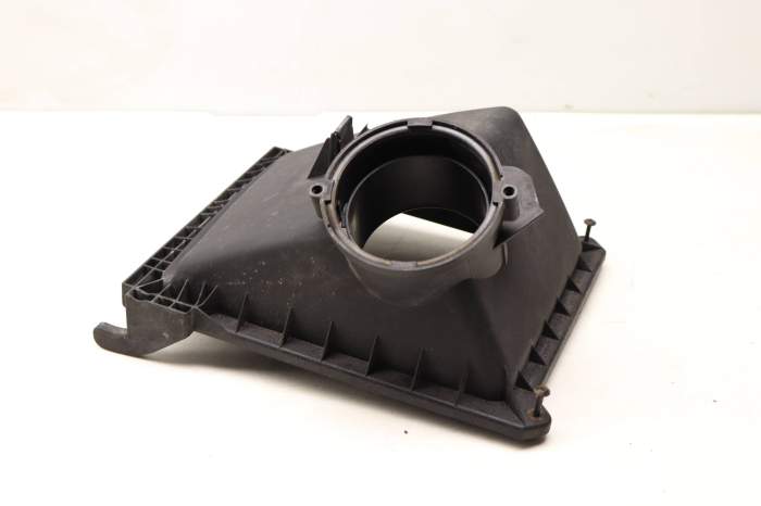 Upper Air Cleaner Filter Box / Housing 079133837K main product photo