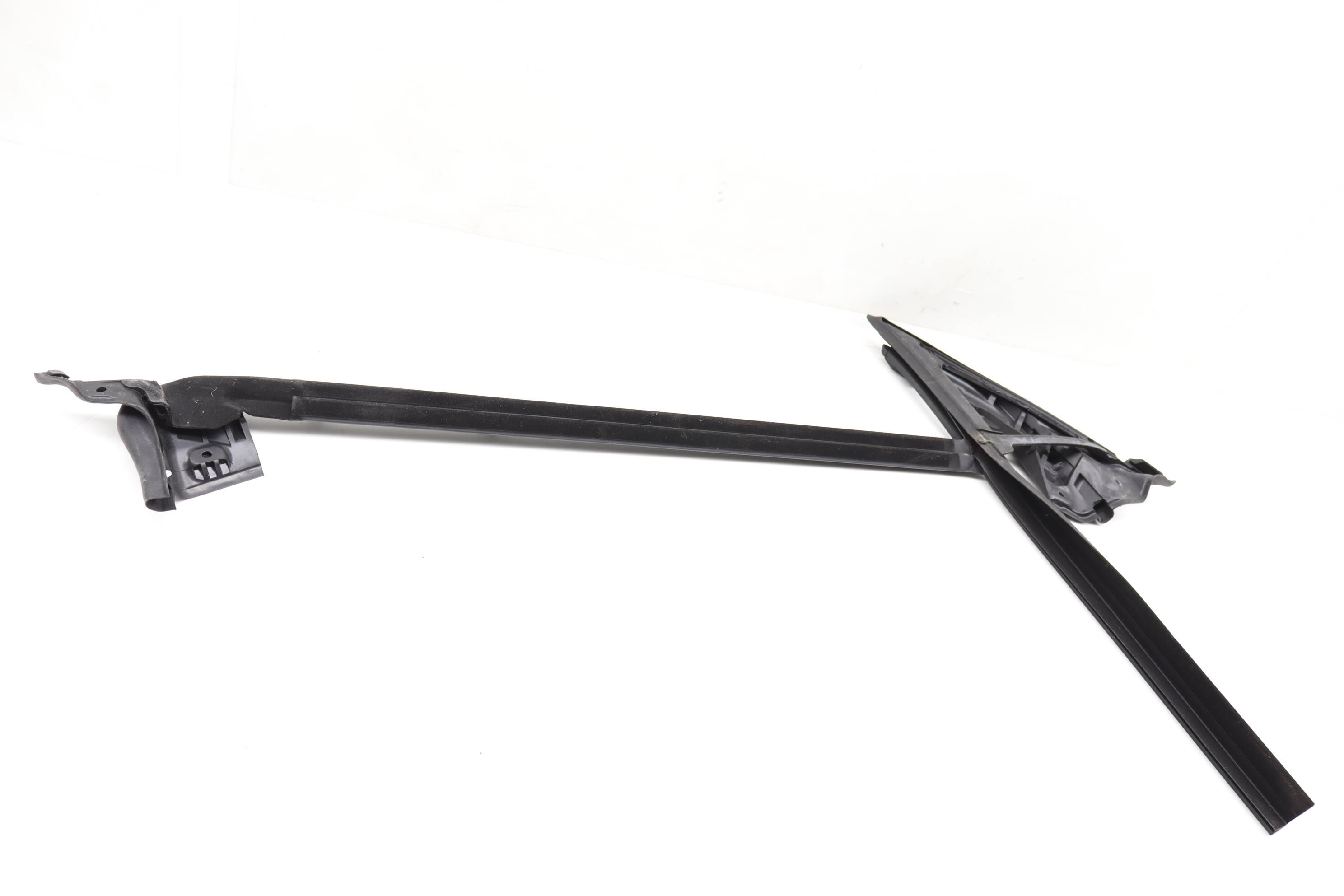 Door Window Frame Seal / Weather Stripping 7483104