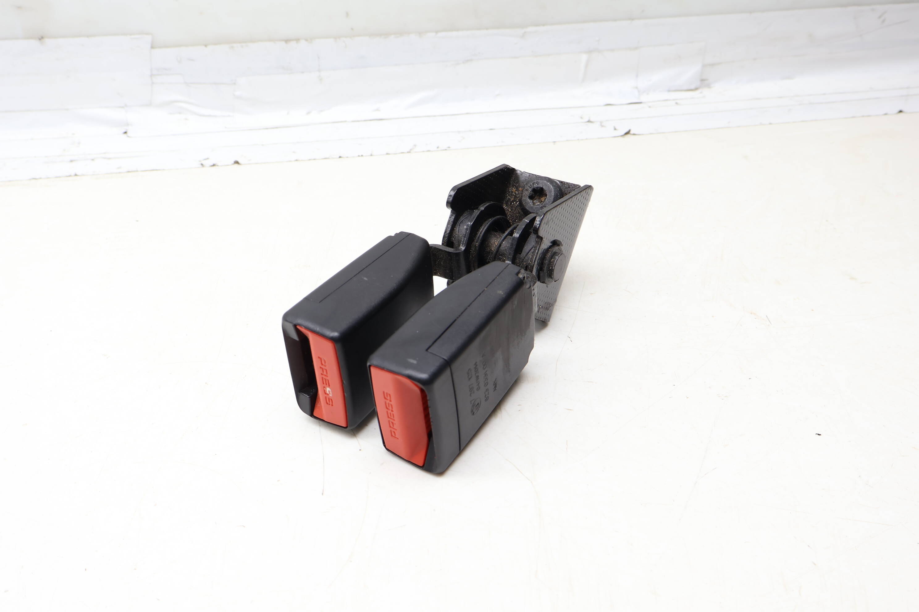 3Rd Row Dual Seat Belt Buckle / Receiver 72117297125