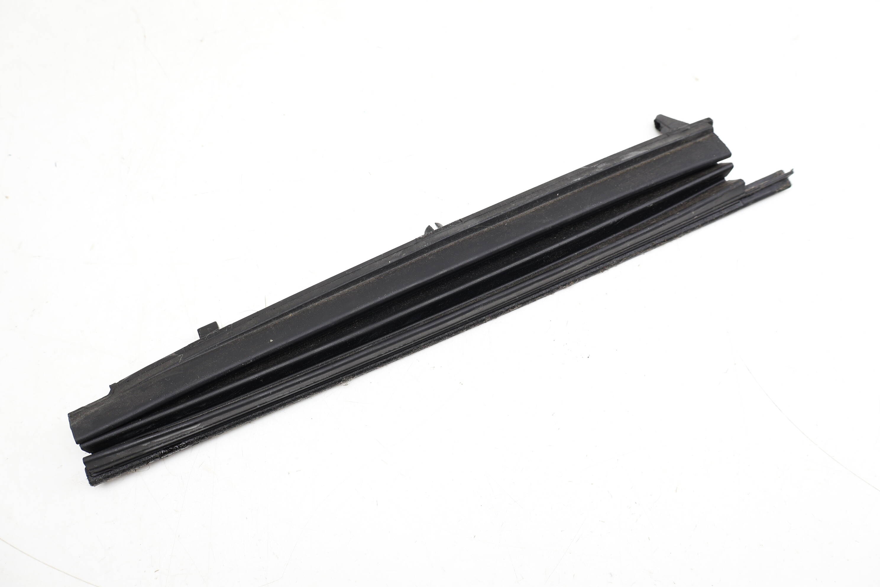 Sunroof / Sun Roof Glass Trim 8D0877782B 95556400600