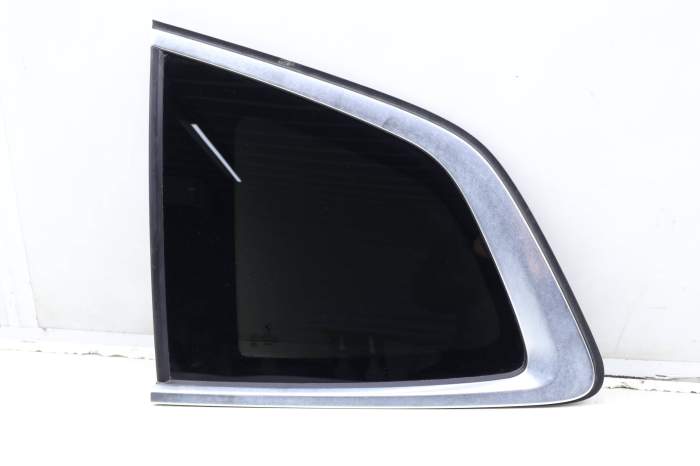 Quarter Window Glass 51377410063 main product photo