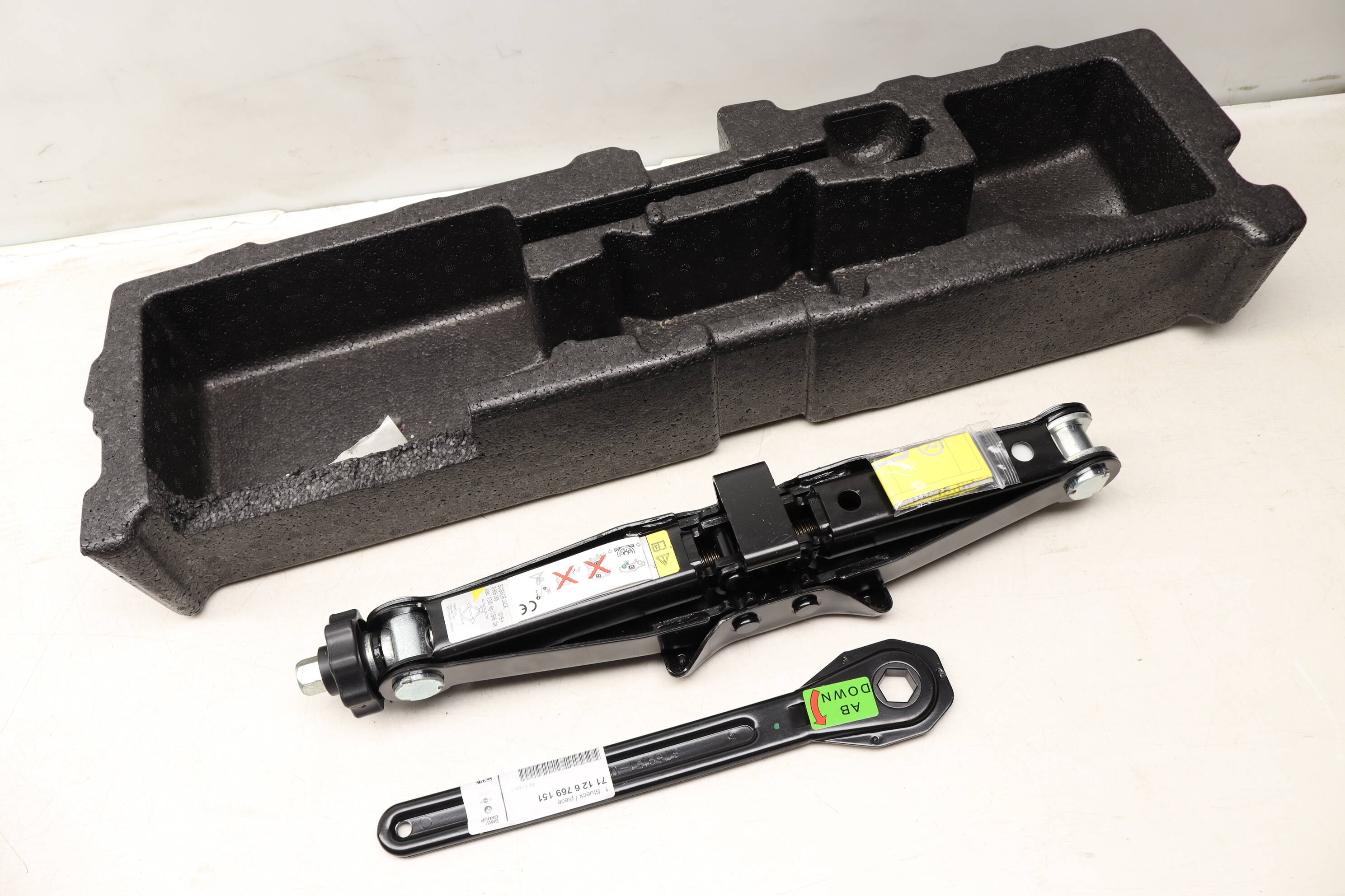 BMW Jack W/ Housing (X1) 71126885765