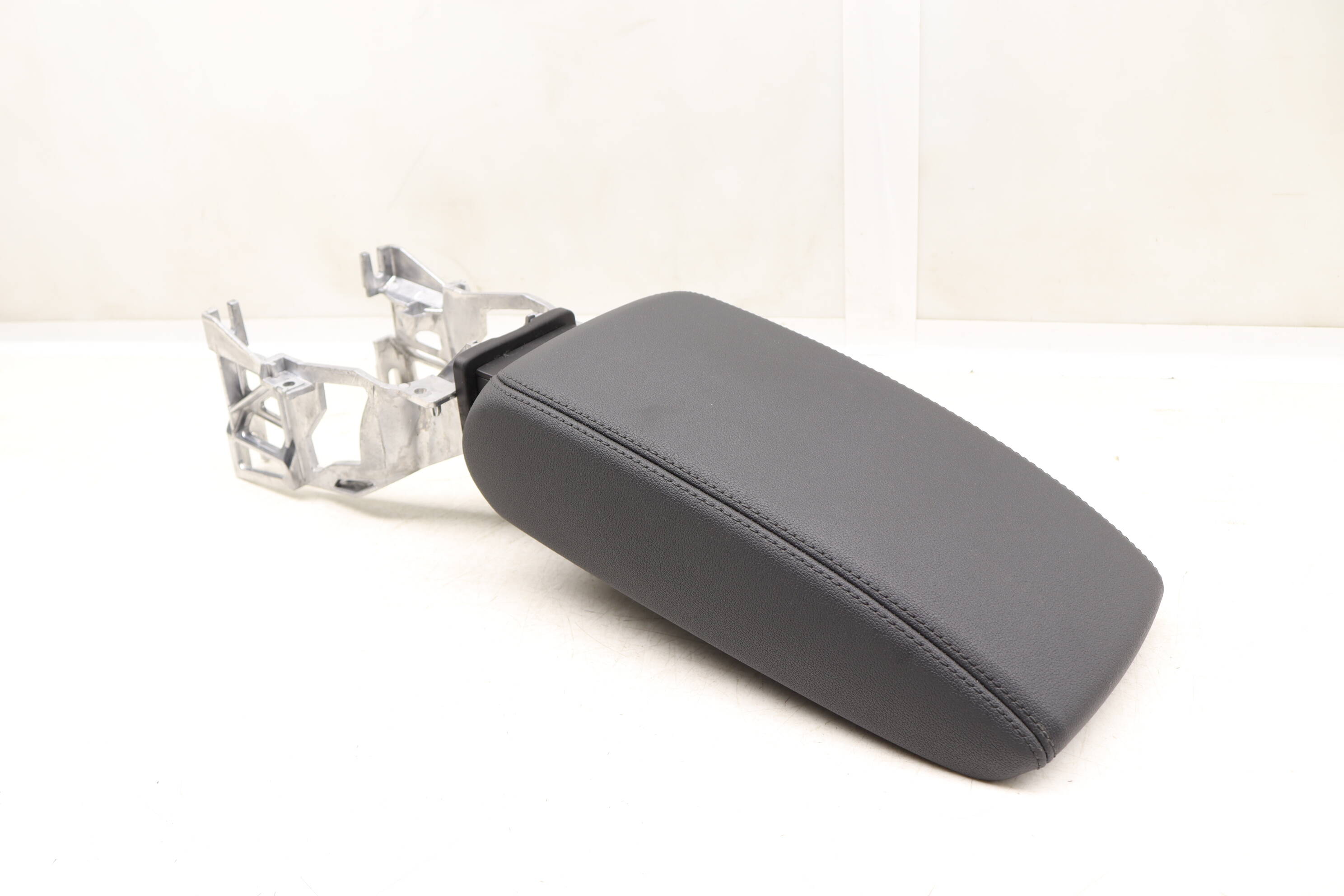 Center Armrest / Arm Rest 83A864207A