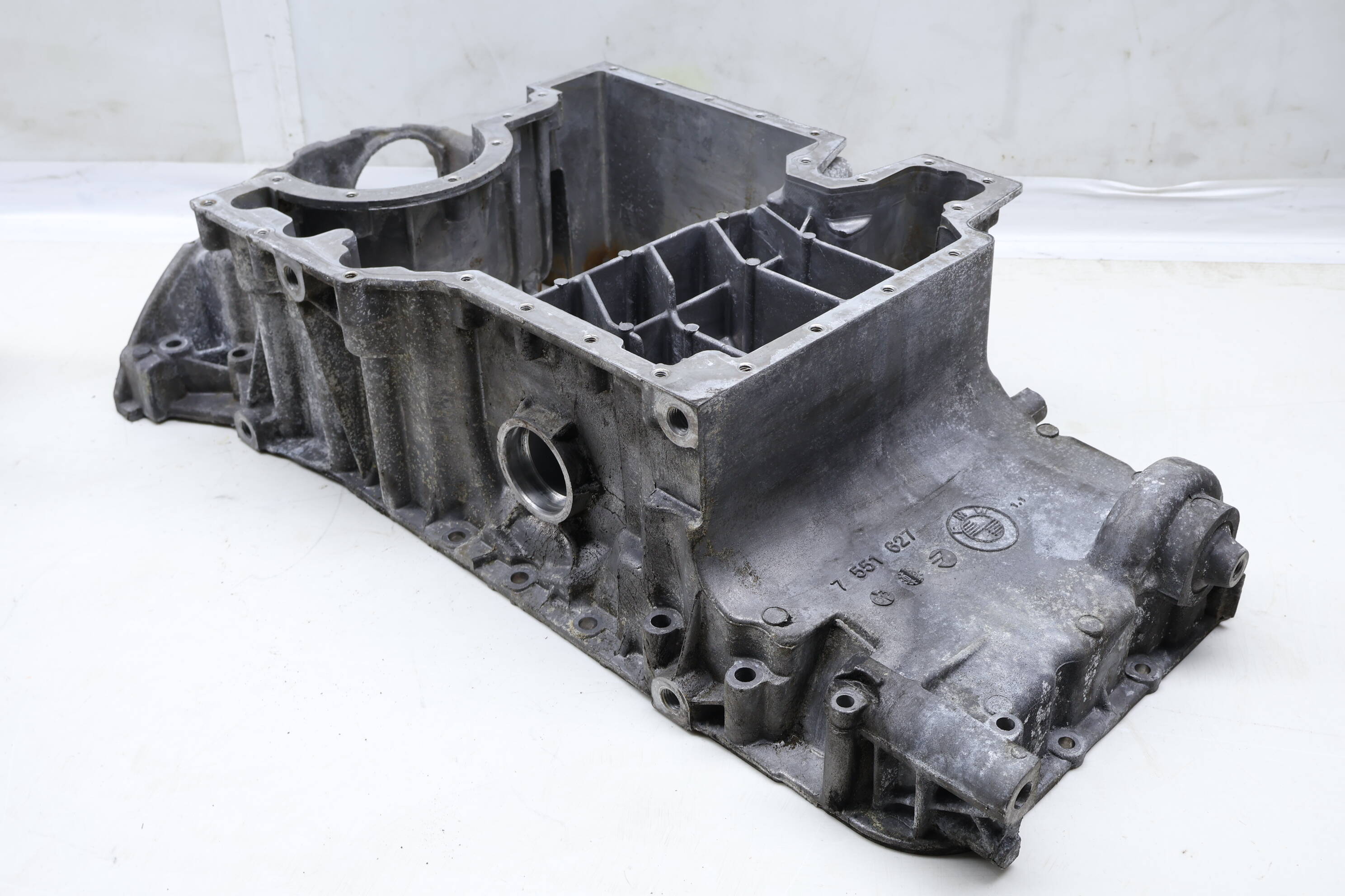 Upper&#x20;Engine&#x20;Oil&#x20;Pan&#x20;11137551627