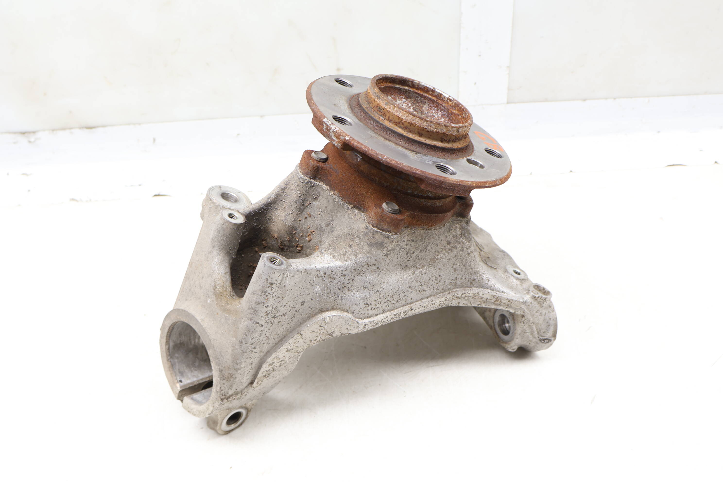 BMW Front Left Spindle Knuckle W/ Wheel Bearing 31216858311