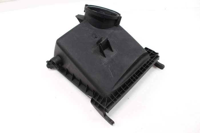Upper Air Cleaner Filter Box / Housing 079133837K main product photo