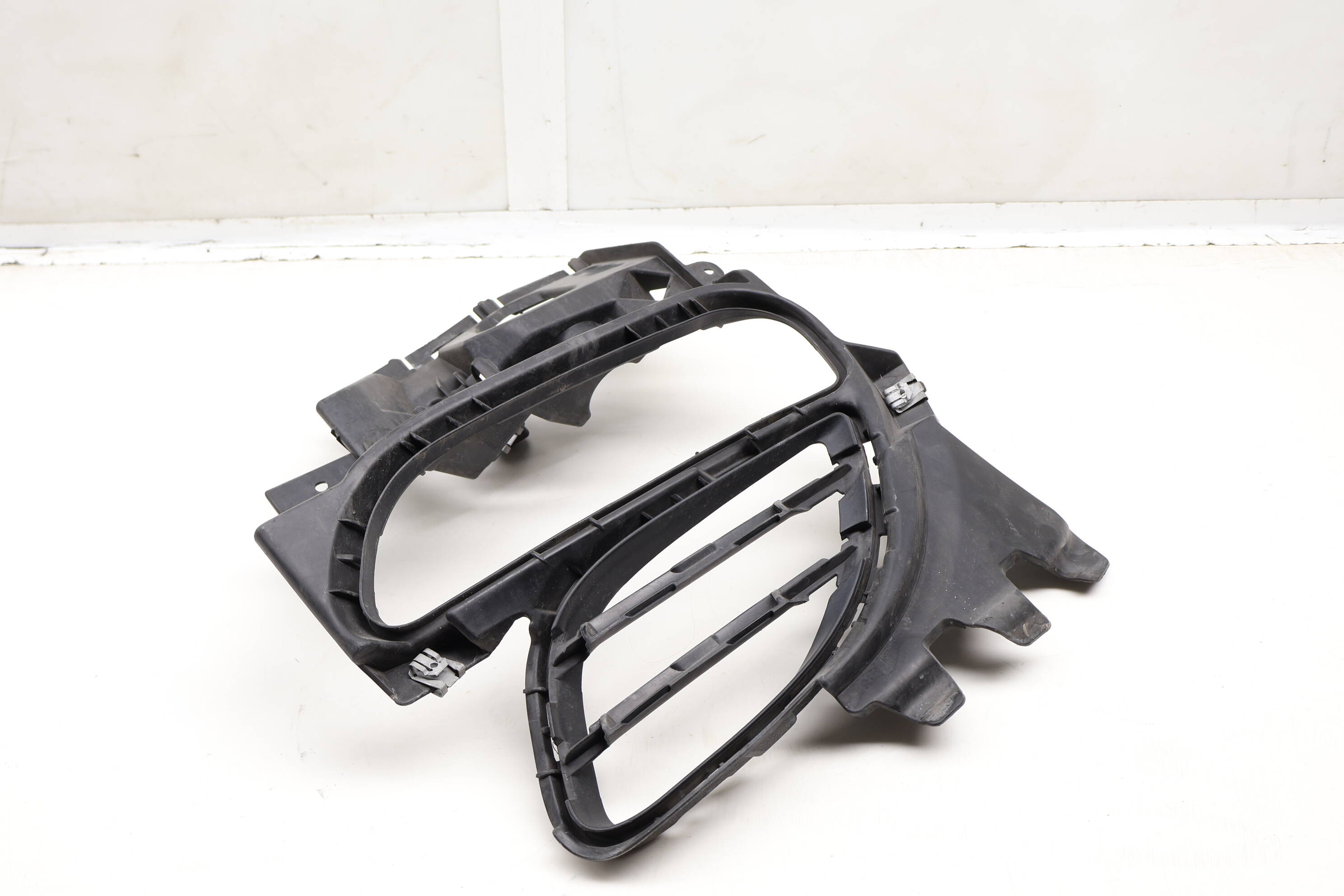 Bumper Mount Bracket / Grille 97050556302