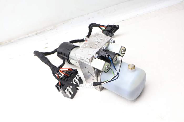 Convertible Top Hydraulic Pump 8V7871791 main product photo