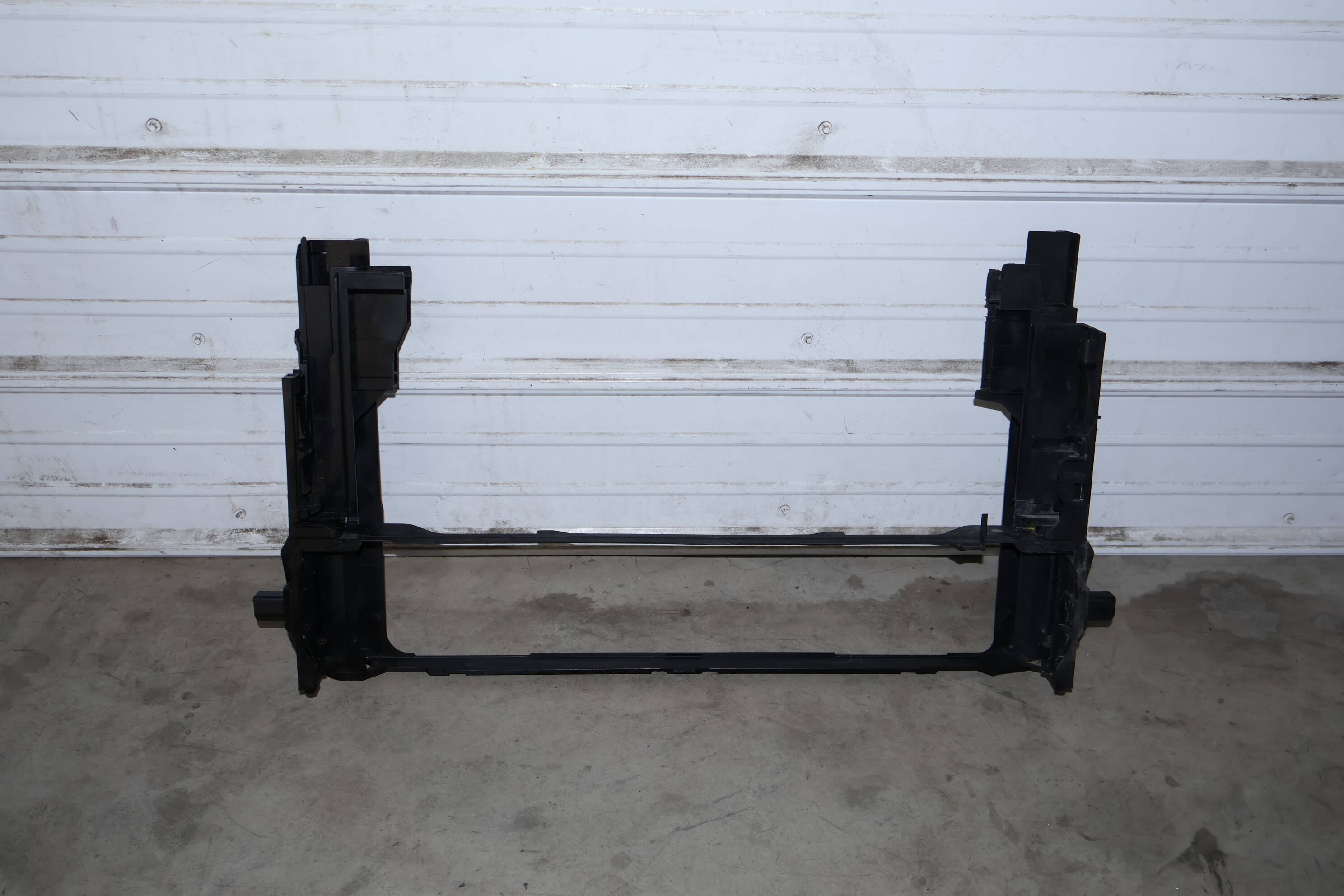 Lower Radiator Mount Bracket / Carrier 17117804617