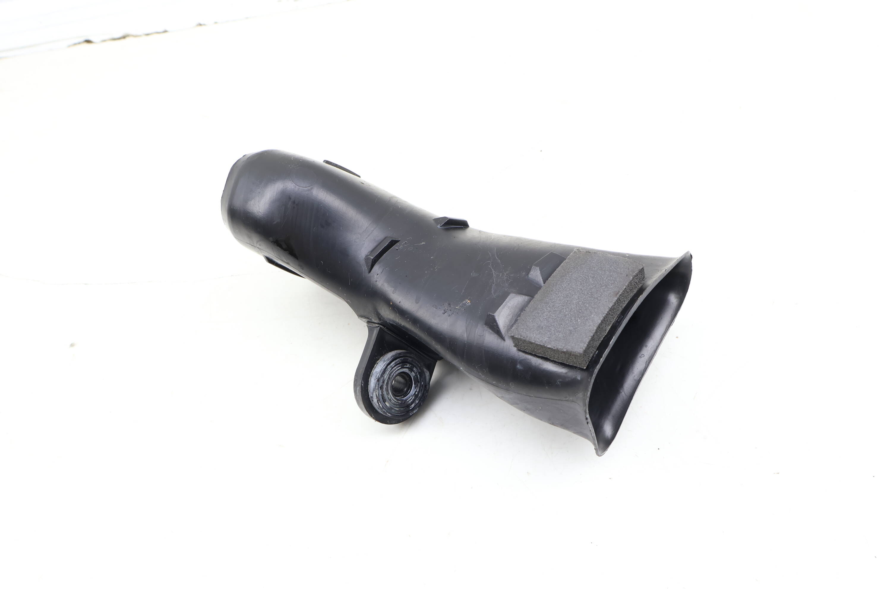 Air Intake Duct / Tube 8N0129604A